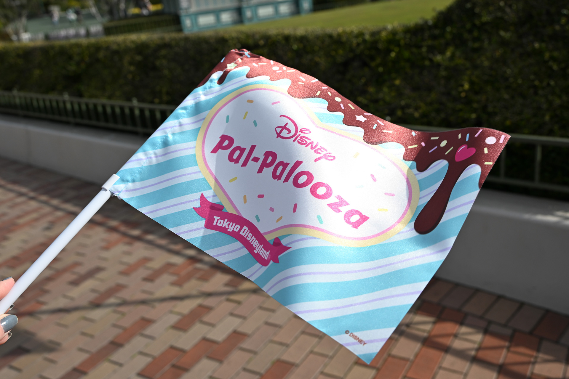 キャストへの声かけでイベントロゴ入りのフラッグと一緒に撮影も楽しめる