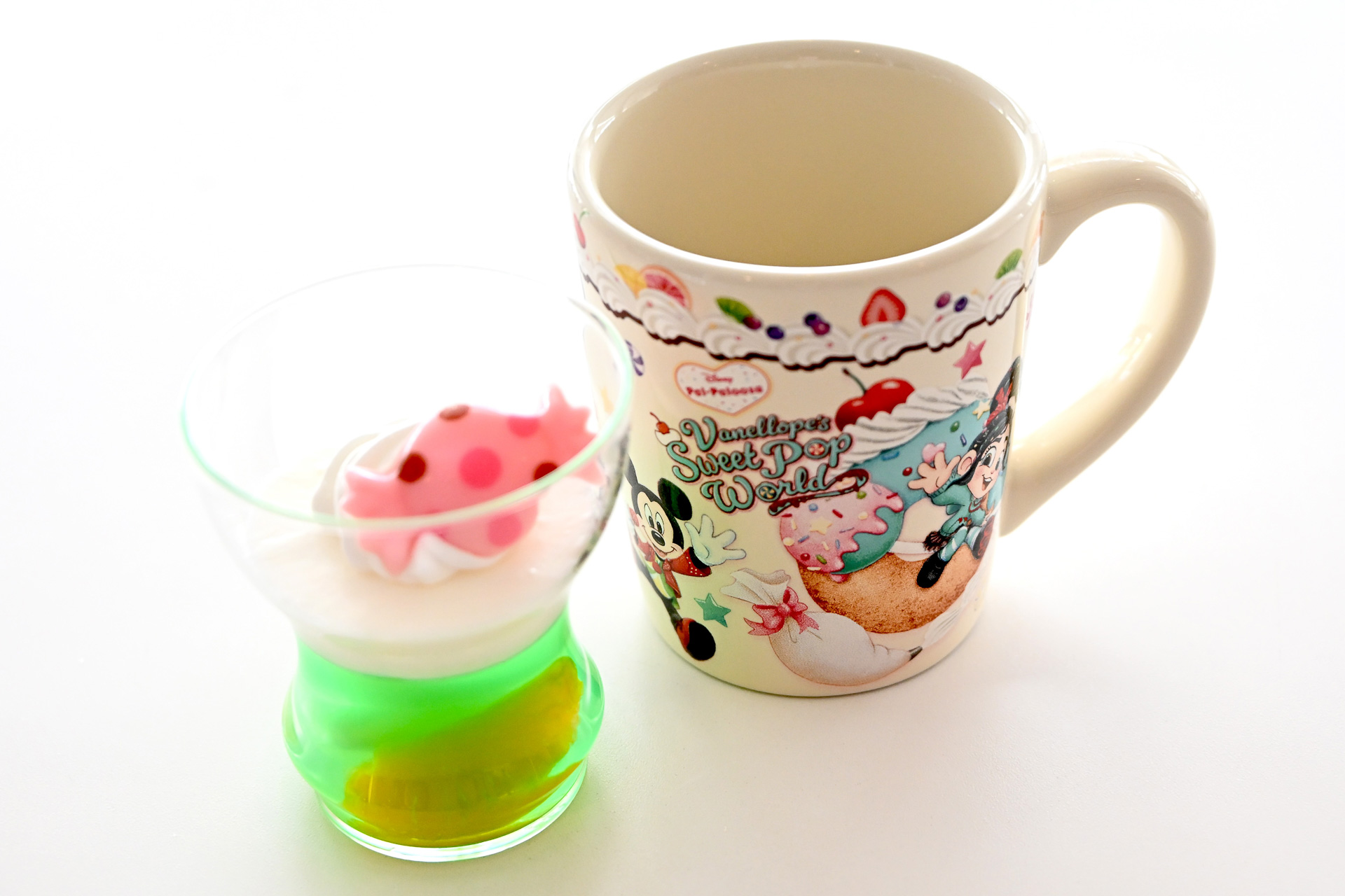 フルーツゼリー＆ヨーグルトムース、スーベニアカップ付き（単品550円、スーベニアカップ付き750円）