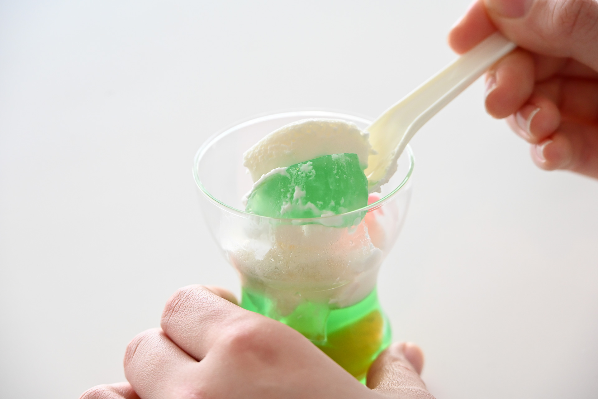 フルーツゼリー＆ヨーグルトムース、スーベニアカップ付き（単品550円、スーベニアカップ付き750円）