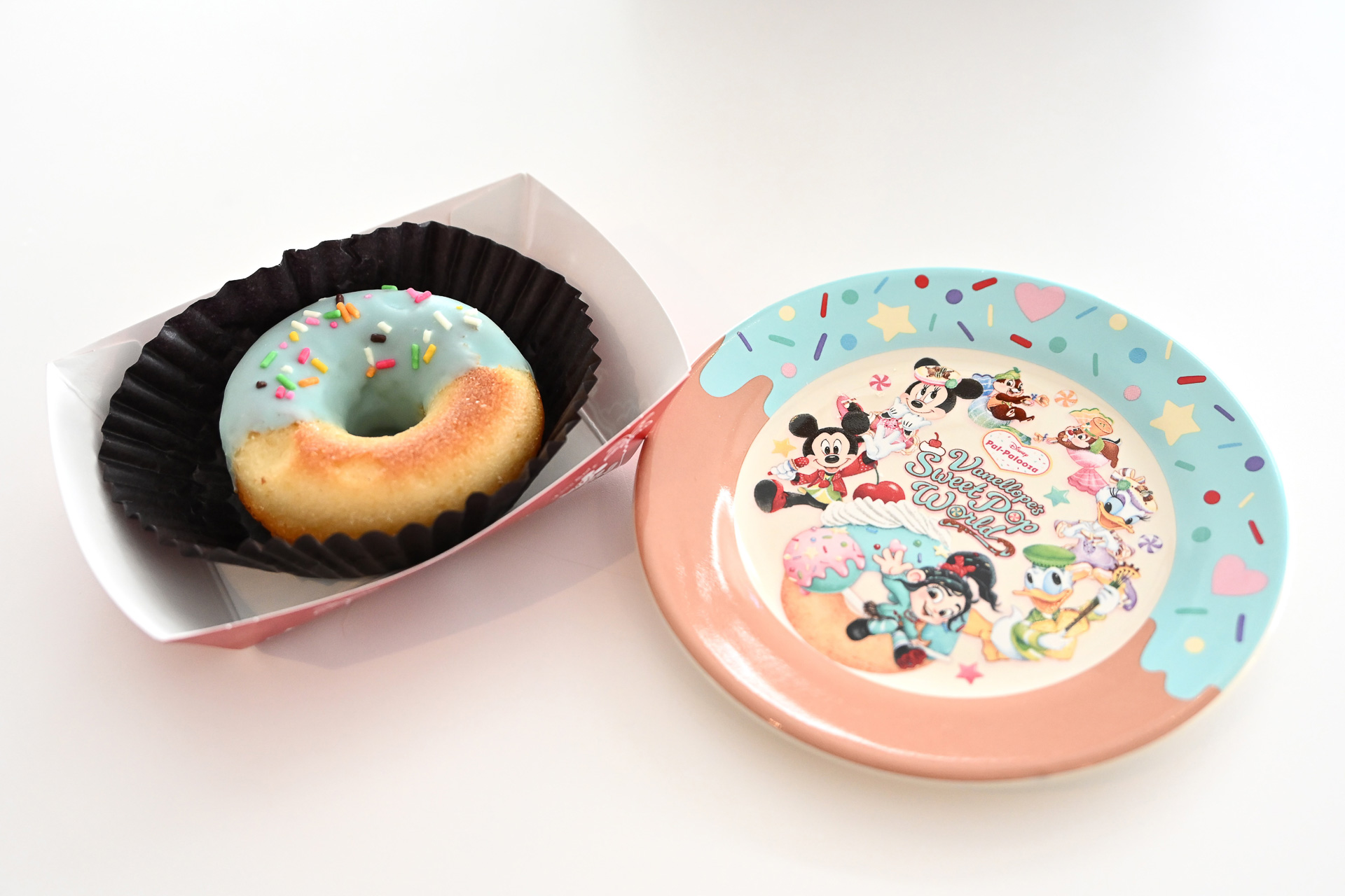 ベイクドドーナツ、スーベニアプレート付き（単品550円、スーベニアカップ付き750円）