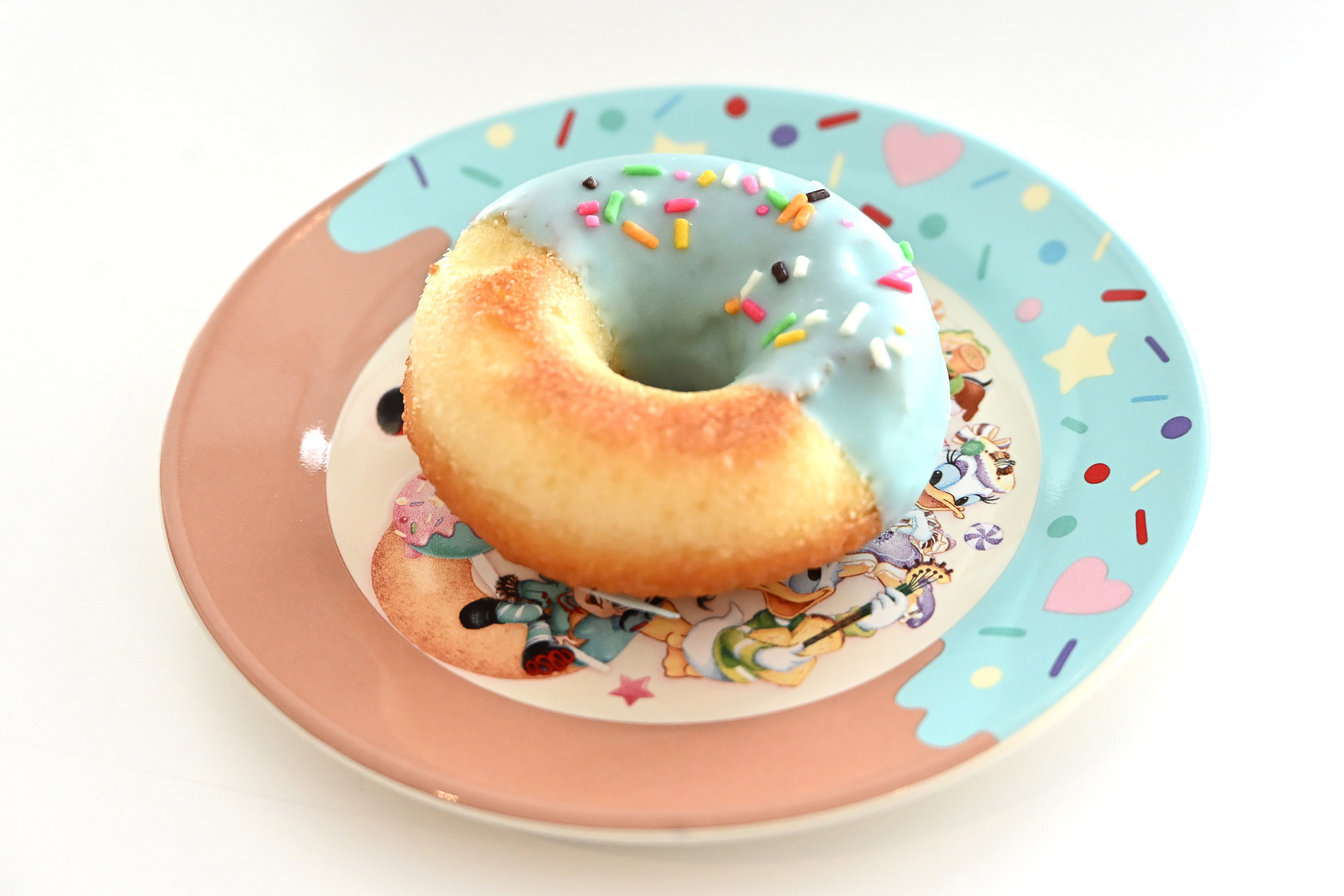 ベイクドドーナツ、スーベニアプレート付き（単品550円、スーベニアカップ付き750円）