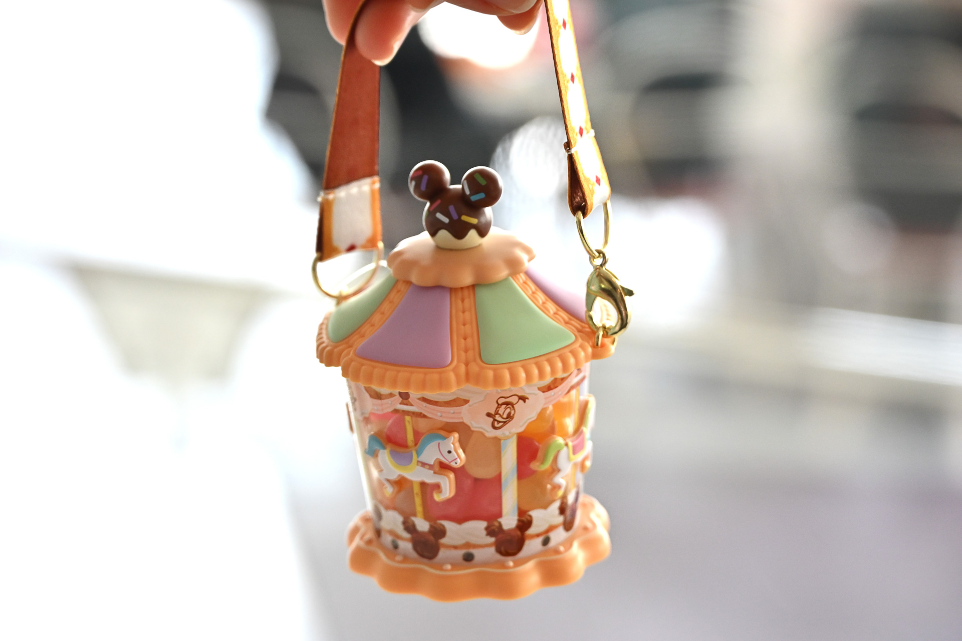 ミッキーシェイプのトップが開く