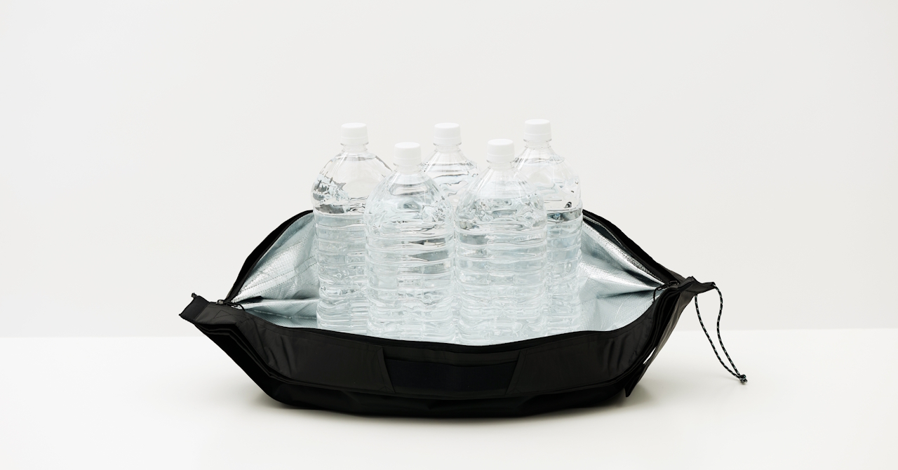 使用時サイズは42×26cm。2Lのペットボトルが5本入る容量で、オードブルやお刺身、ケーキなど底面が広いパックもそのまま入る