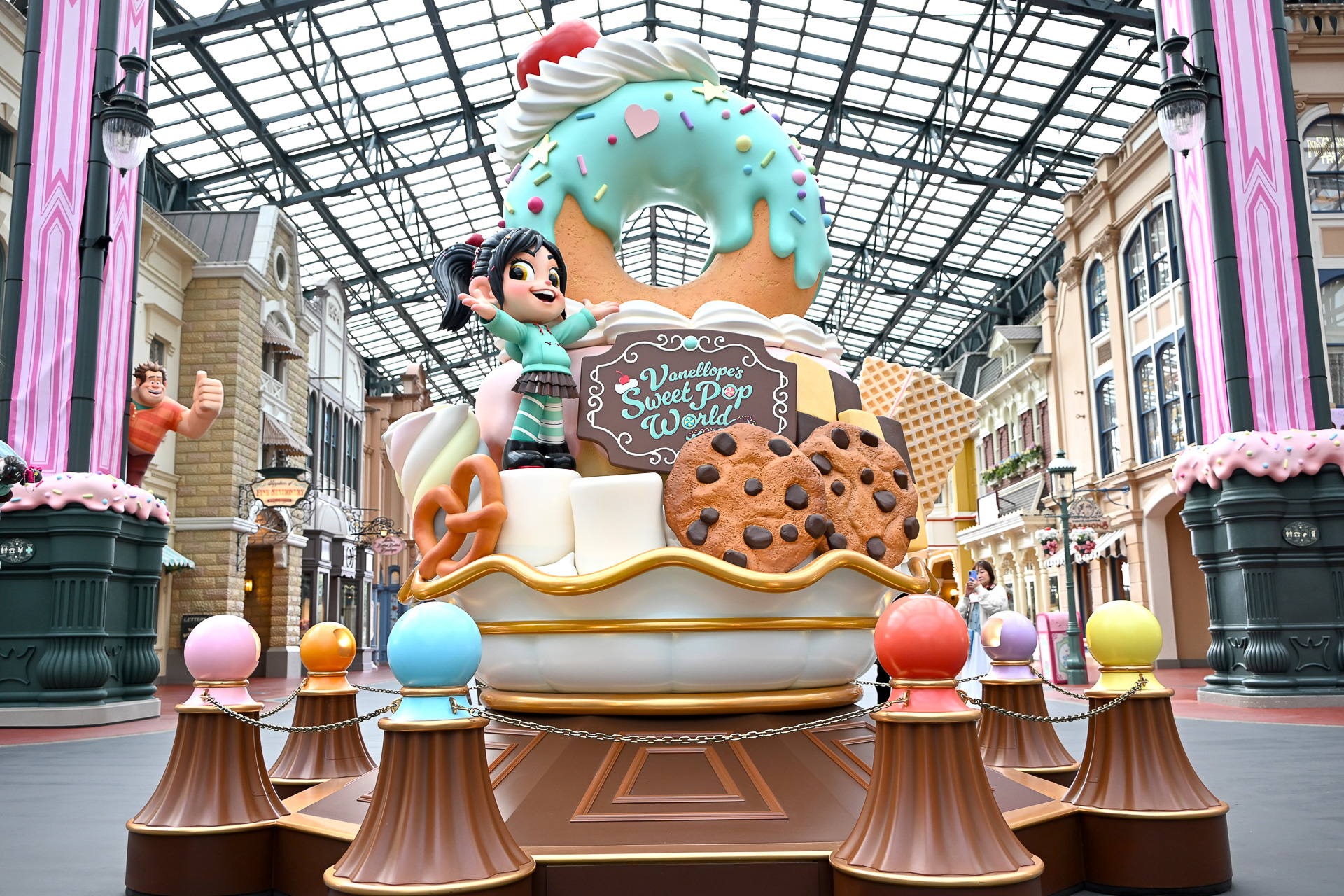 イベント開始に先駆けて、パークが「ヴァネロペのスウィーツ・ポップ・ワールド」仕様にドレスアップ