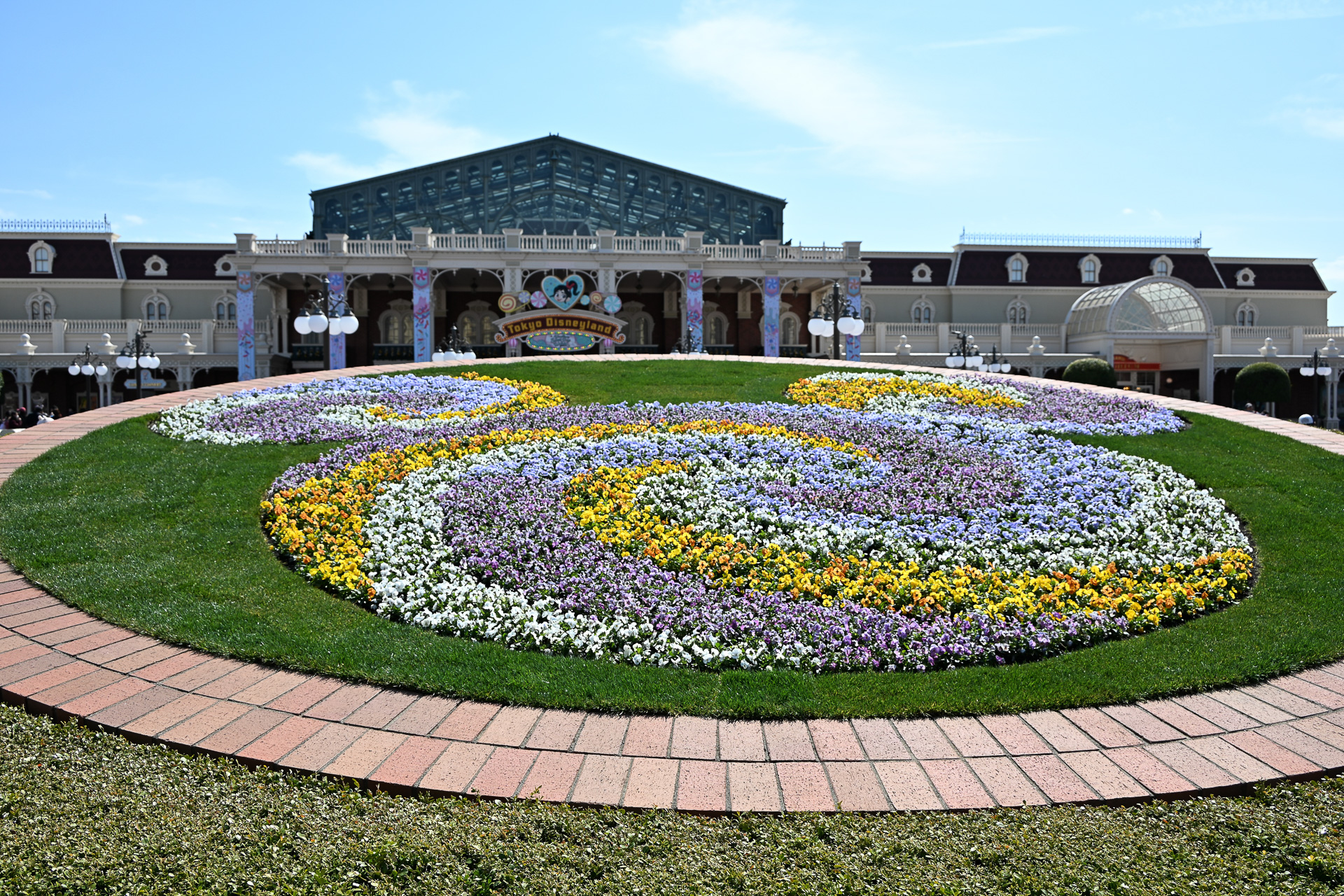 ミッキー花壇もロリポップ風のデザインで春の装いに