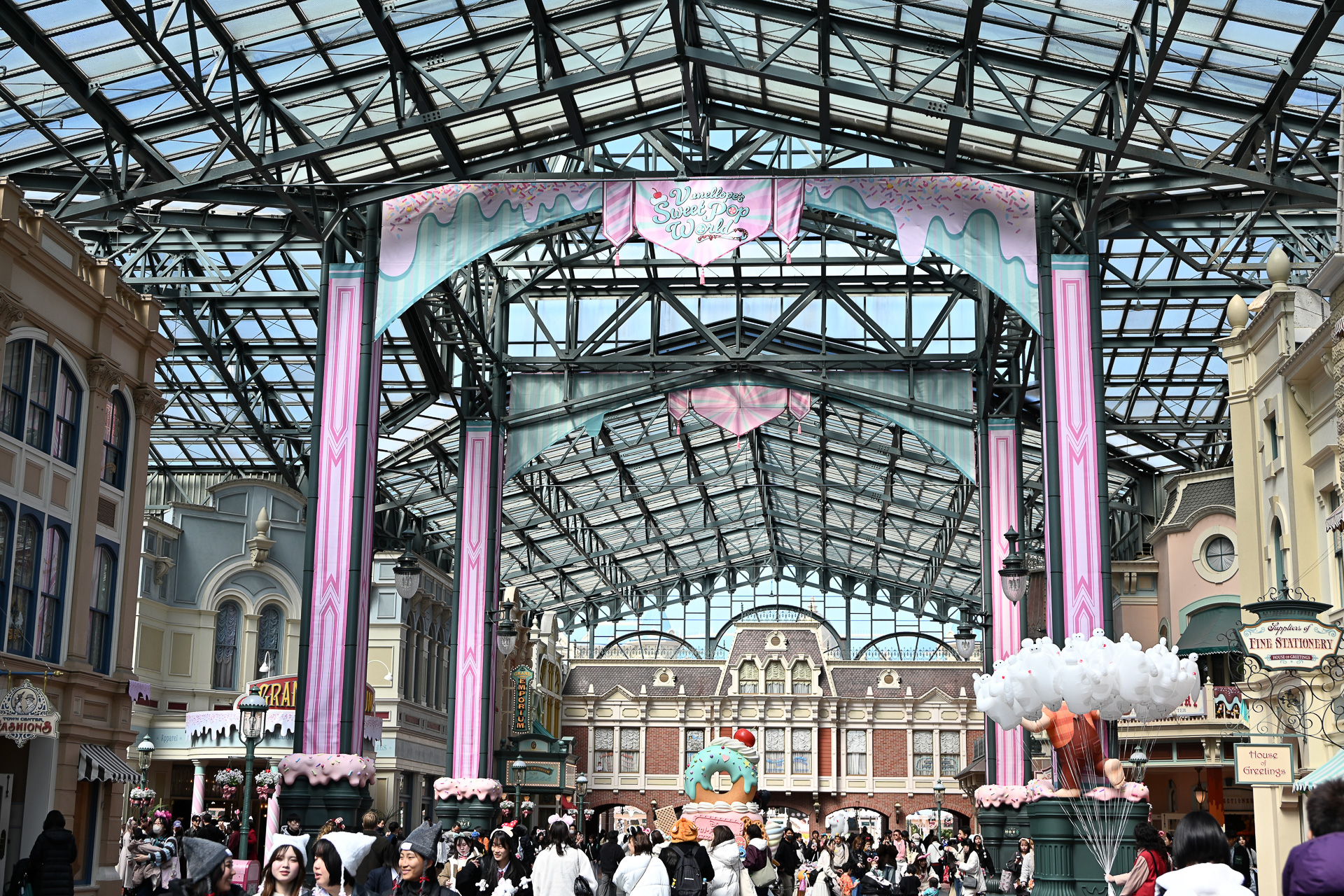 こちらはイベントロゴを強調したデザイン