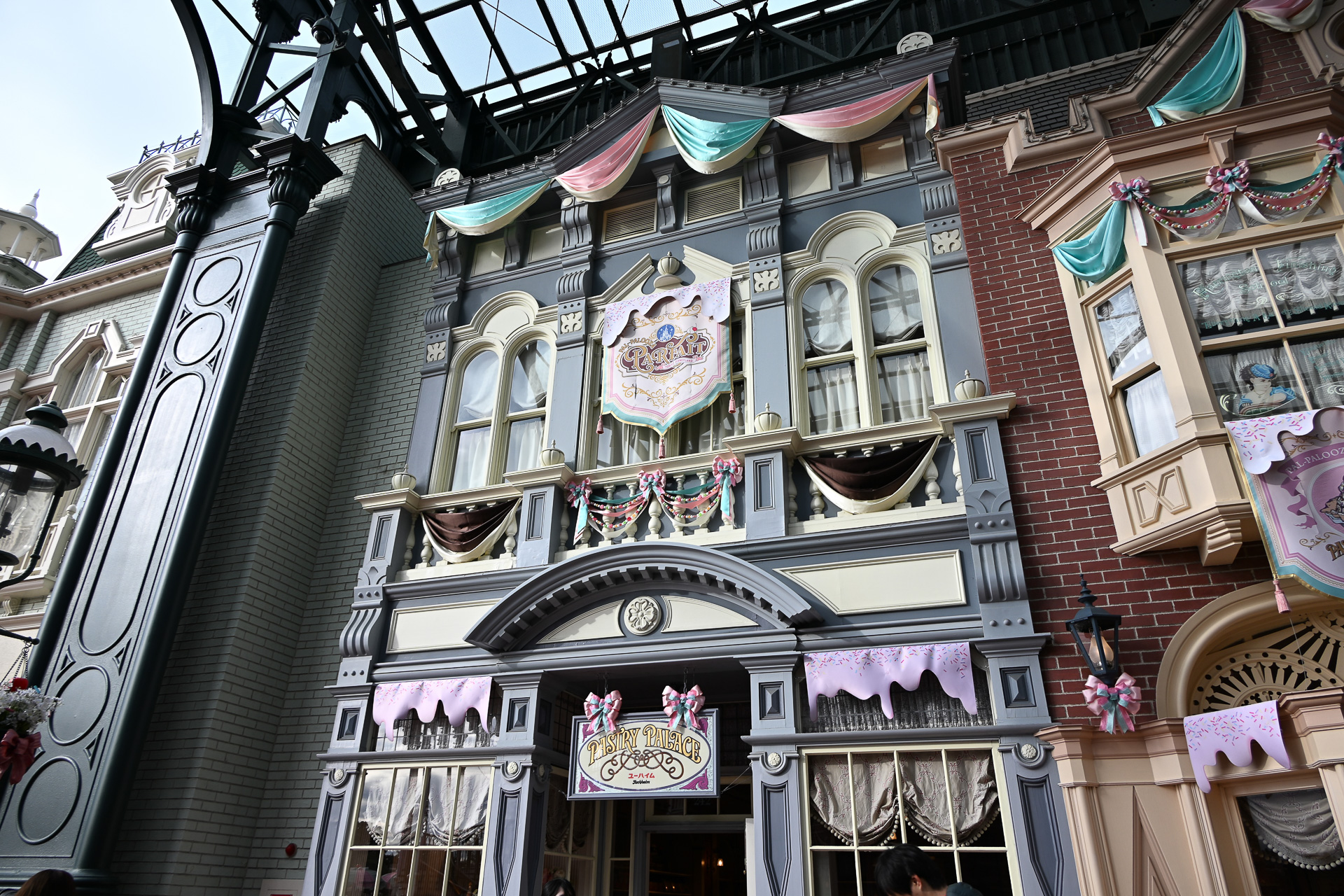 ショップやショーウィンドウもスイーツな世界観で溢れていた