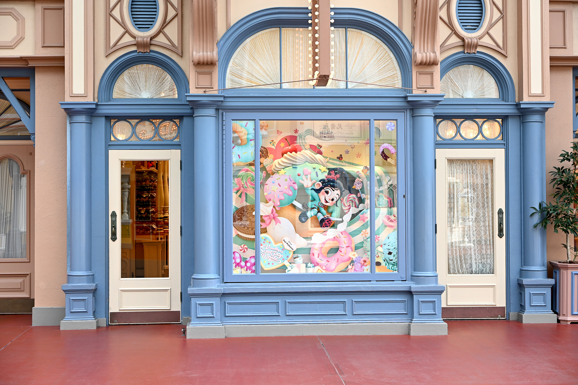 ショップやショーウィンドウもスイーツな世界観で溢れていた