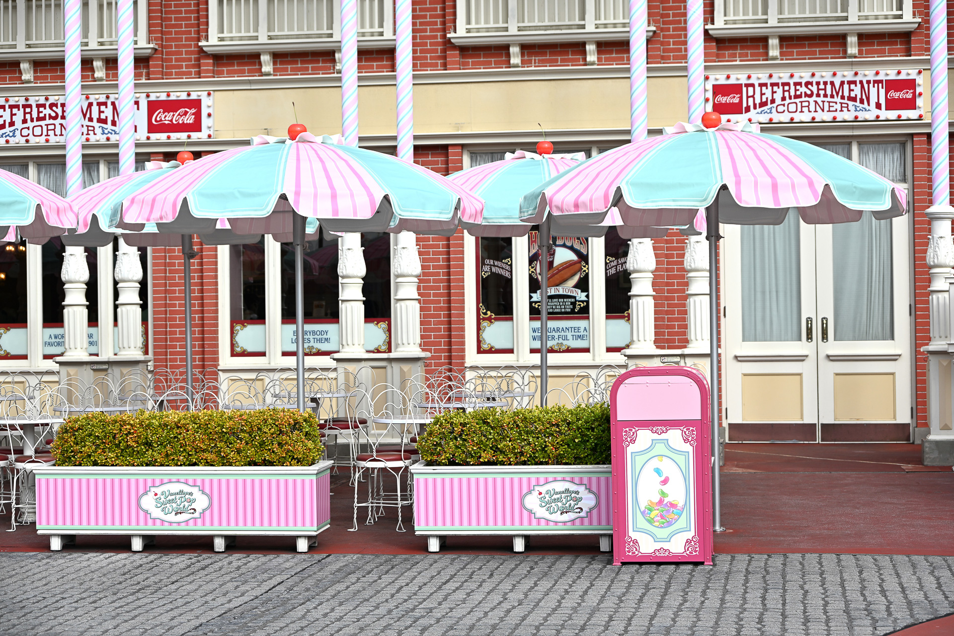 ショップやショーウィンドウもスイーツな世界観で溢れていた