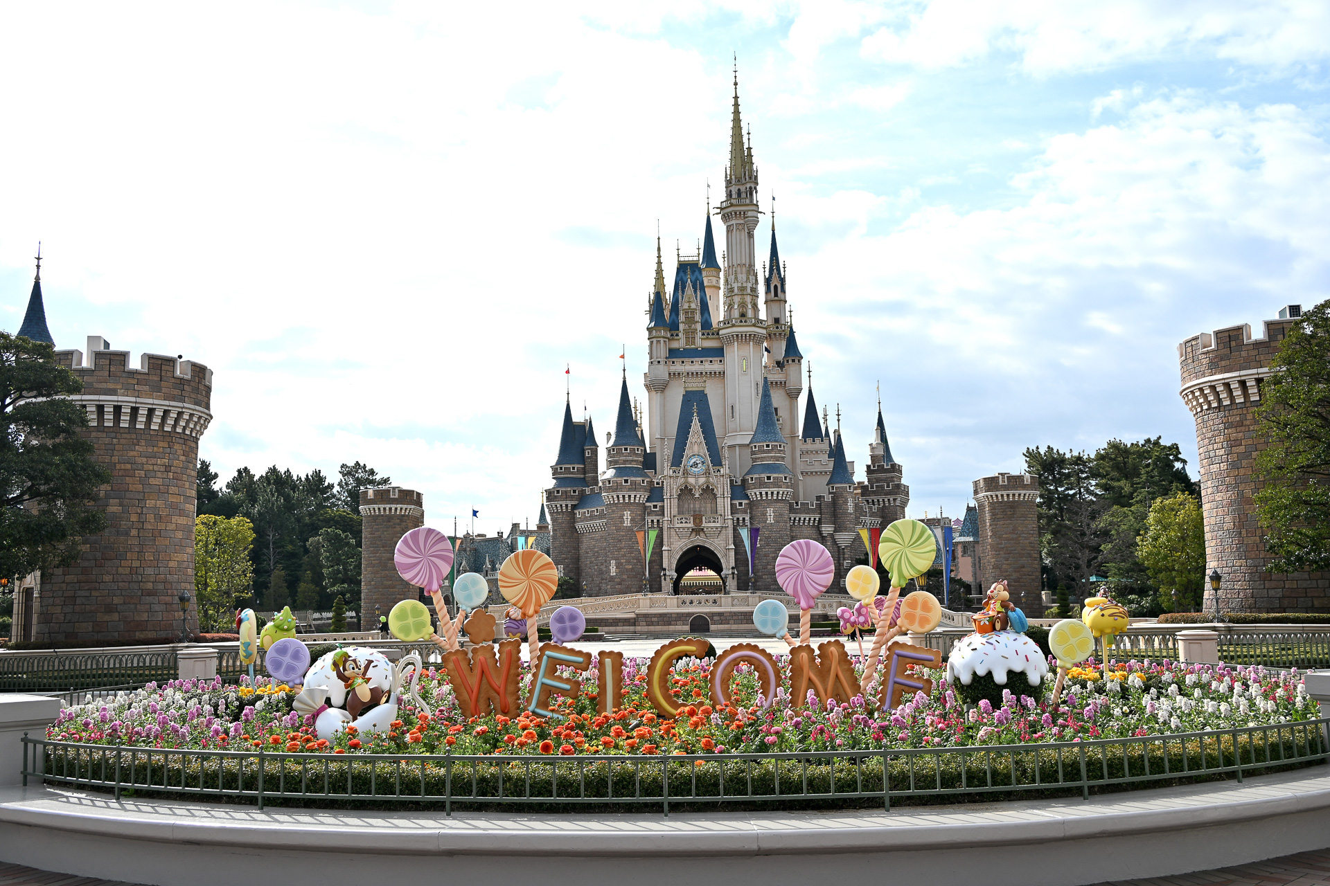シンデレラ城前プラザの花壇のデコレーション