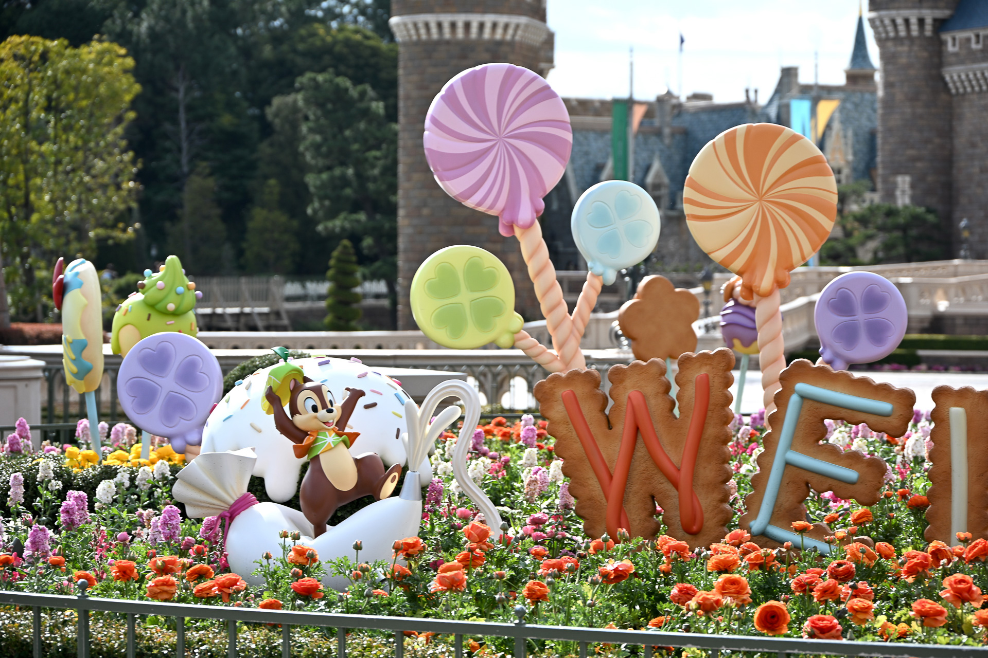 シンデレラ城前プラザの花壇のデコレーション
