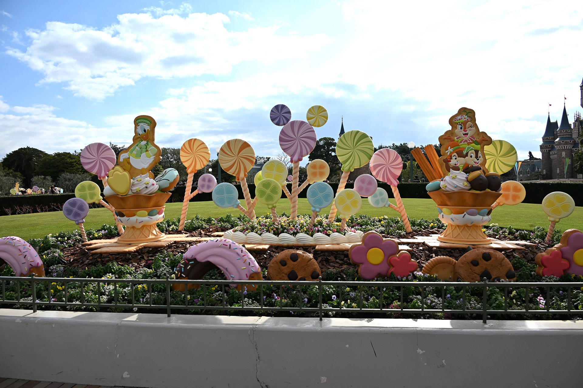 プラザの周りにもお菓子モチーフ＆キャラのフォトスポットがある