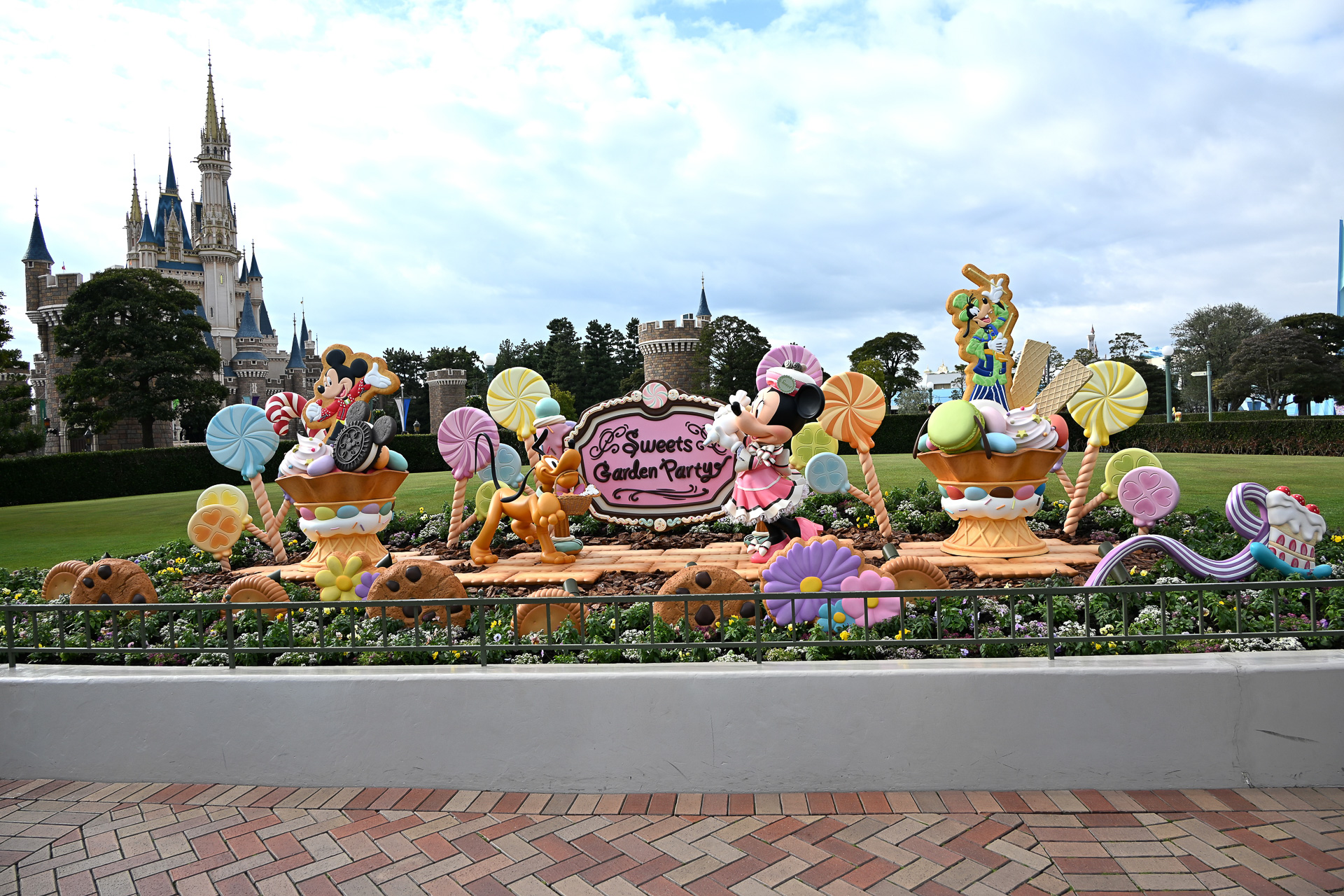 ミニーマウスたちの姿も