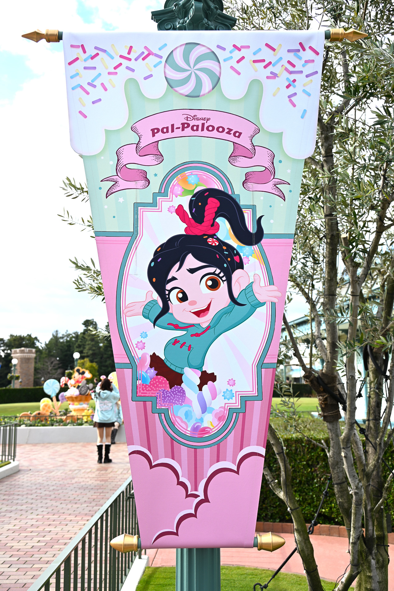 パレードルートのバナーや、レストランの装飾もぜひチェックを！