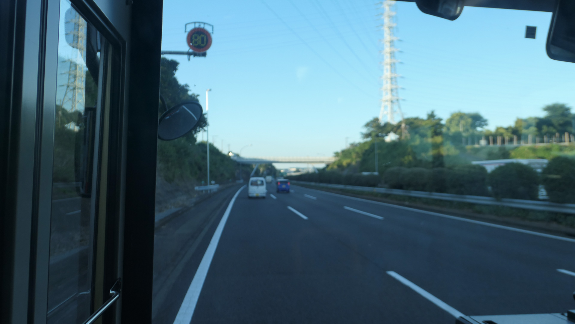 第三京浜道路では、つねに左側車線を走る