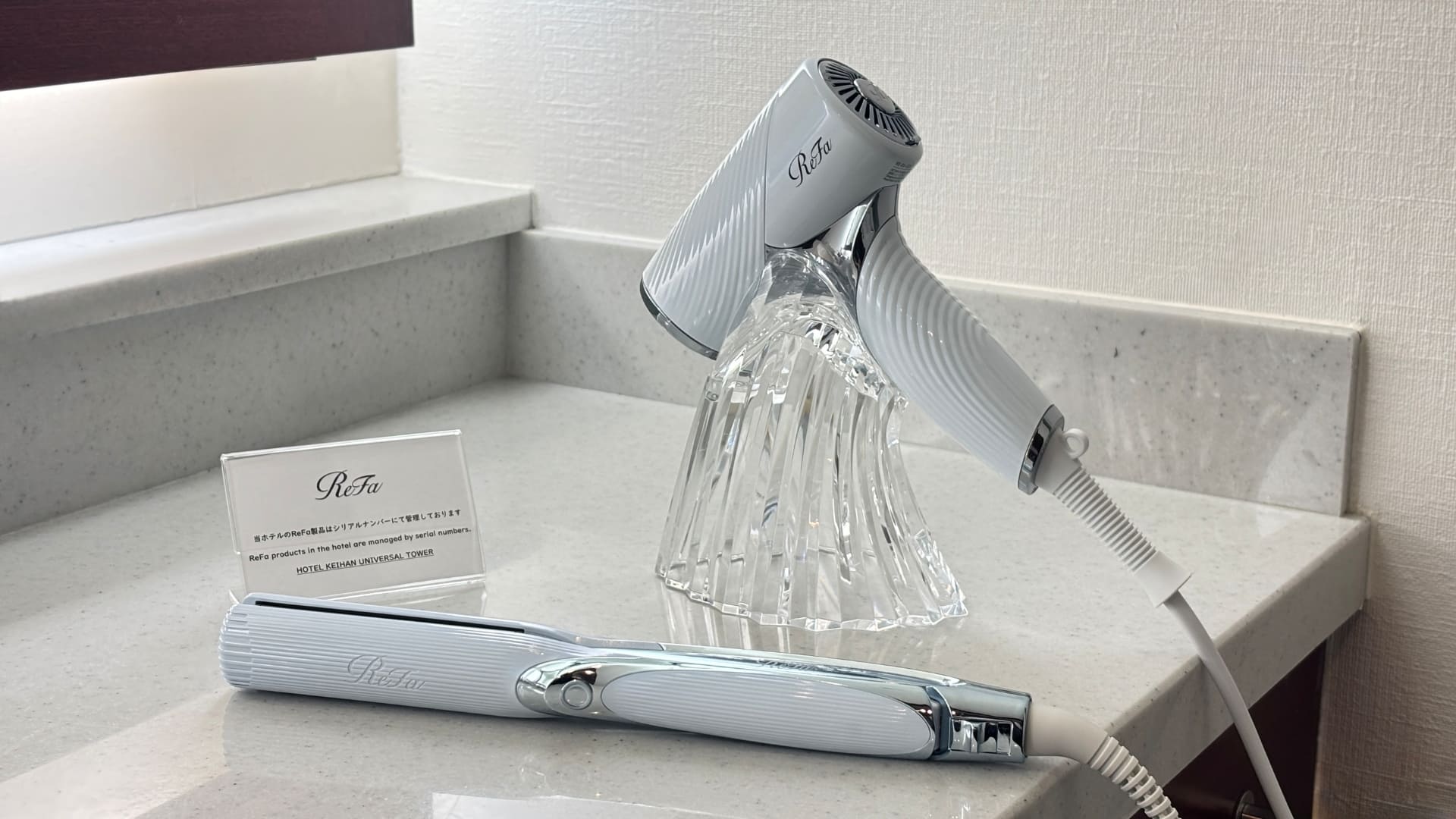 客室にReFaのドライヤーとヘアアイロン完備