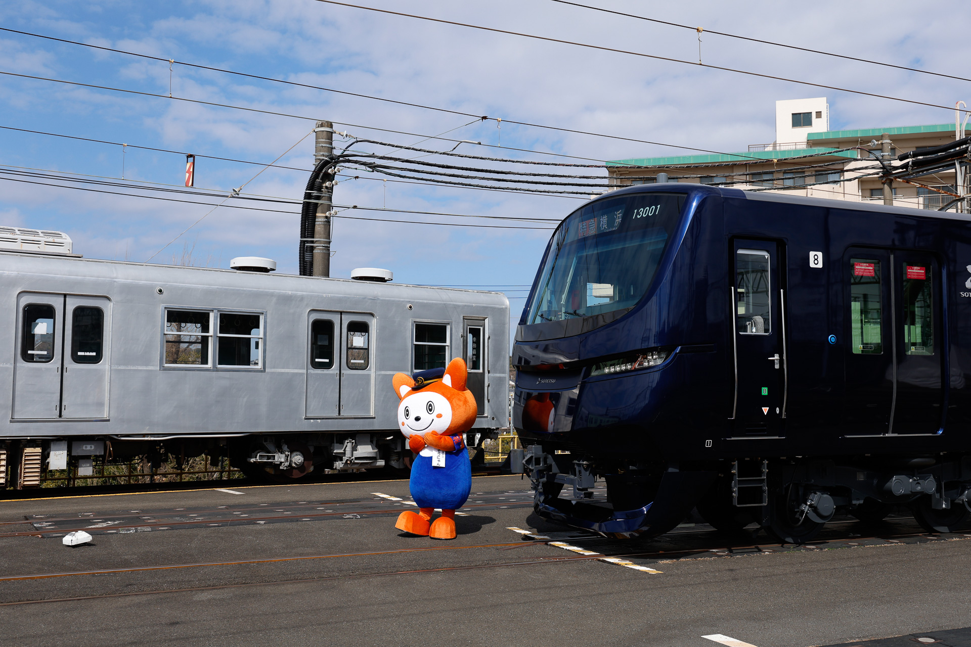 おなじみ、相鉄のキャラクター「そうにゃん」と13000系。奥に見える銀色の車両は、相鉄で初めてのアルミ車両・6021号車である。まさに相鉄の世代の変化を示す1枚となった
