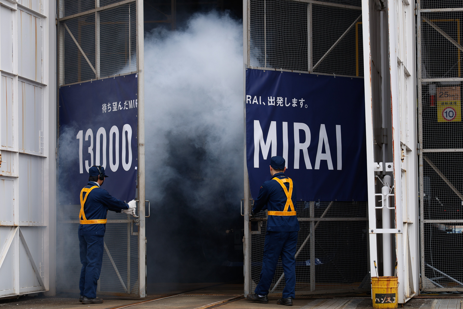お披露目開始の時点では、車両は検修庫に入った状態。スモークを噴射した状態で扉を開けると……