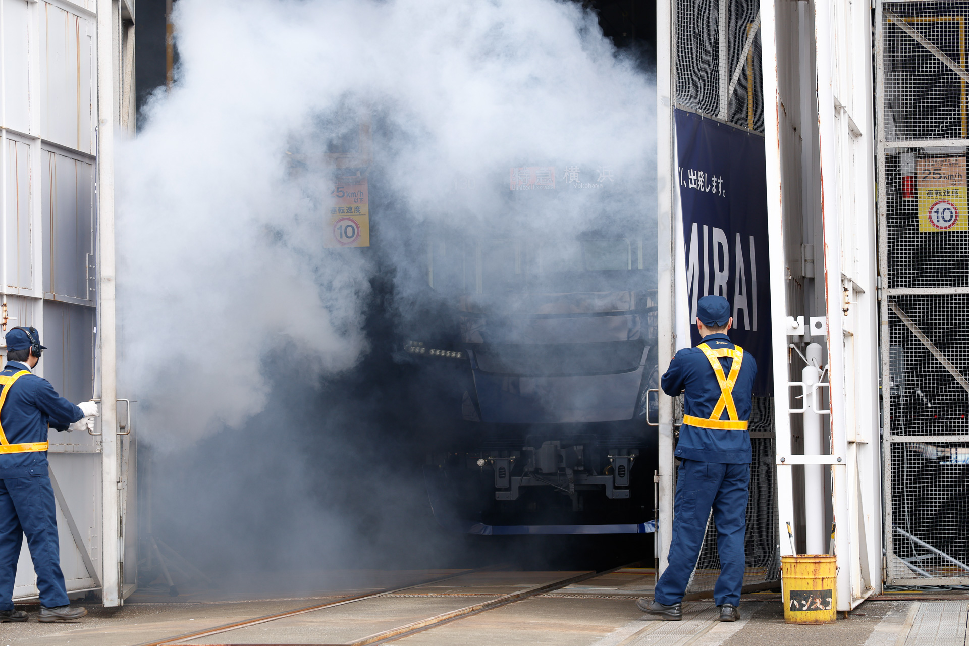 そのスモークの向こう側から、13000系が姿を現わすという演出