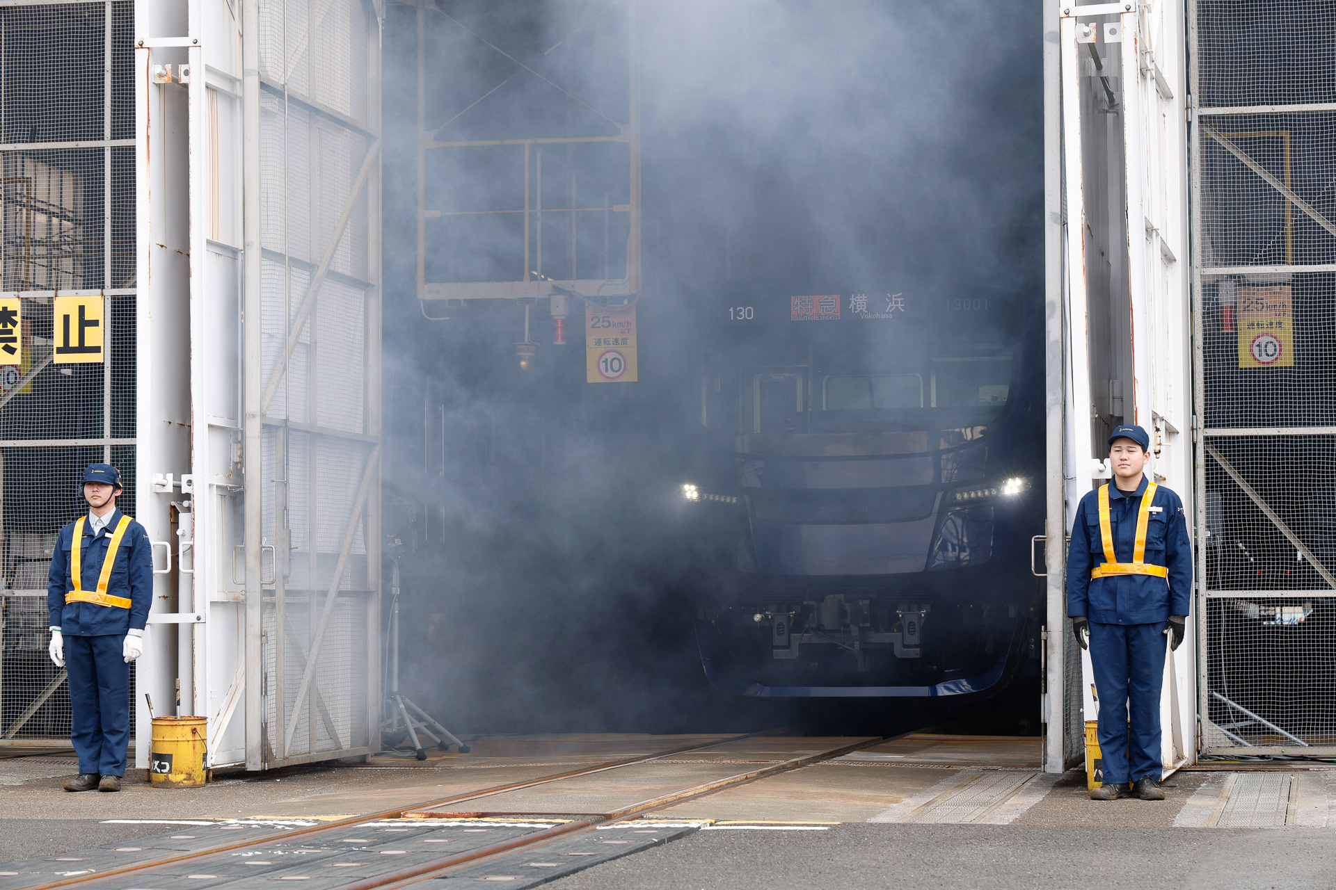 まず、前部標識灯をロービームで点灯