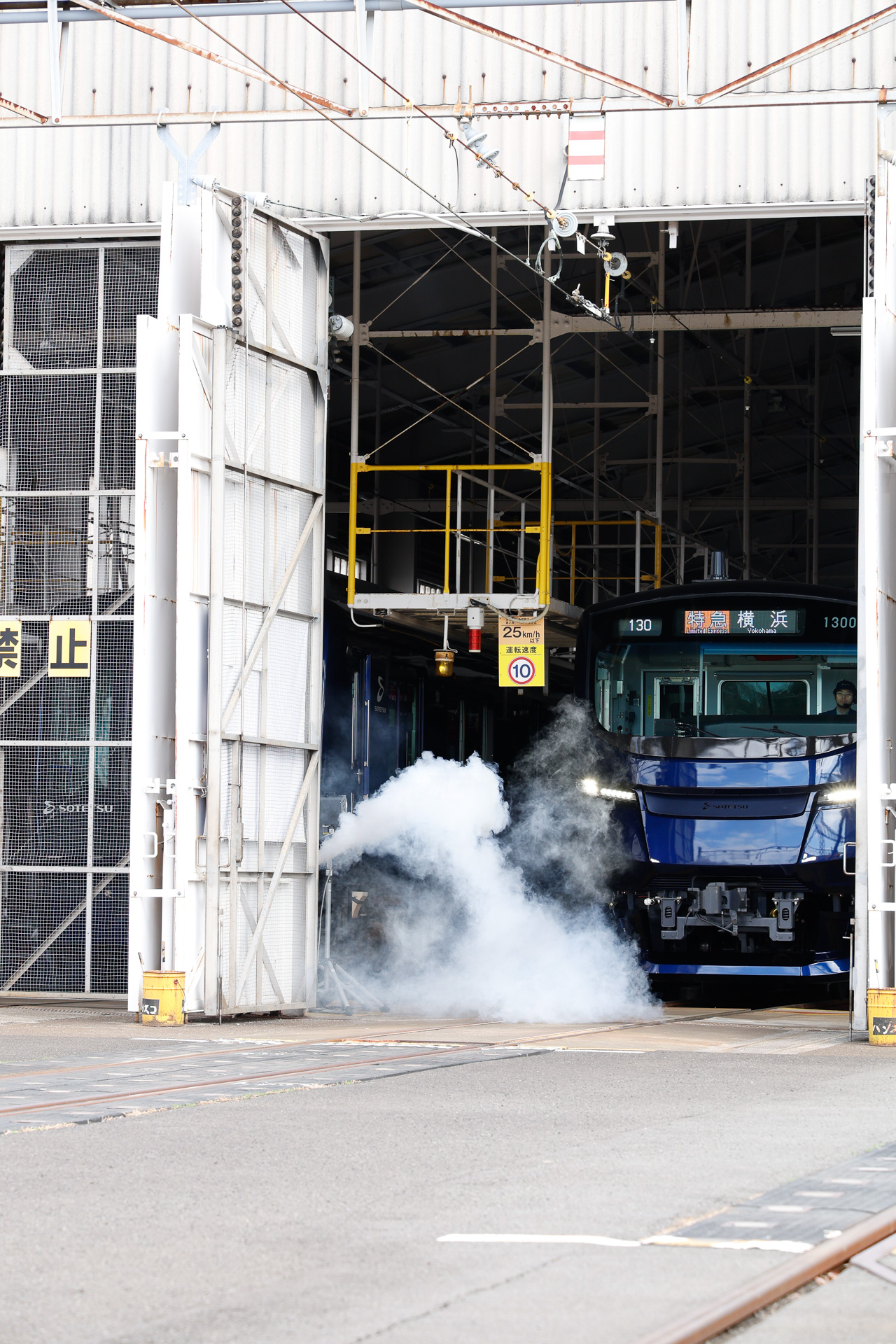 次に、改めてスモークを出しながら庫外に出てきた。このとき、前部標識灯はハイビーム