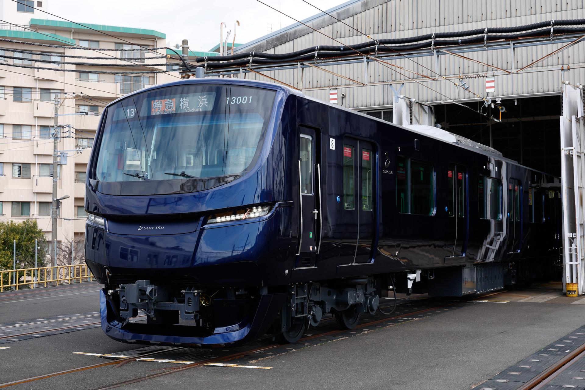 外に出てきた13000系。場所の関係で、姿を見られたのは先頭車のみ。