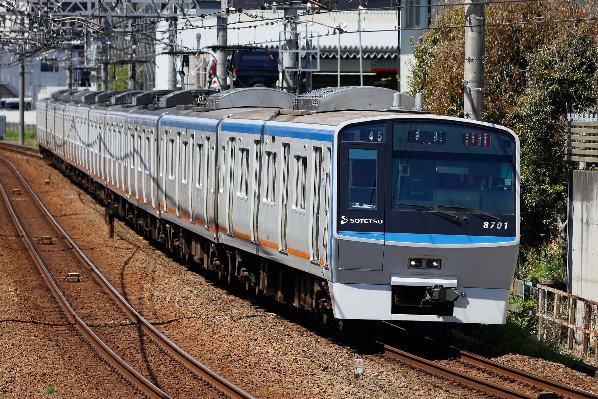 これは従来塗装の8000系。13000系と入れ替わりに引退が進むことになる