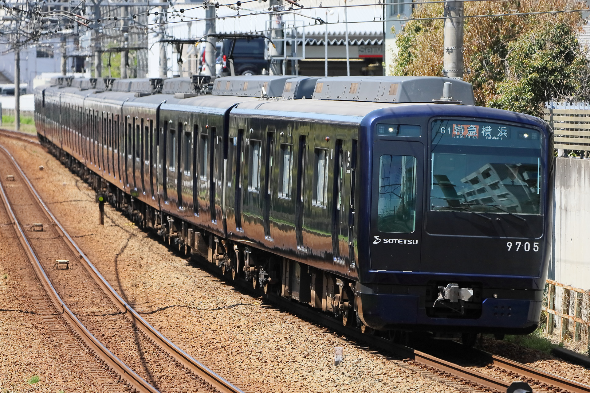 リニューアルして「YOKOHAMA NAVY BLUE」になった9000系。これもゆくゆくは13000系で置き換えていくことになろう