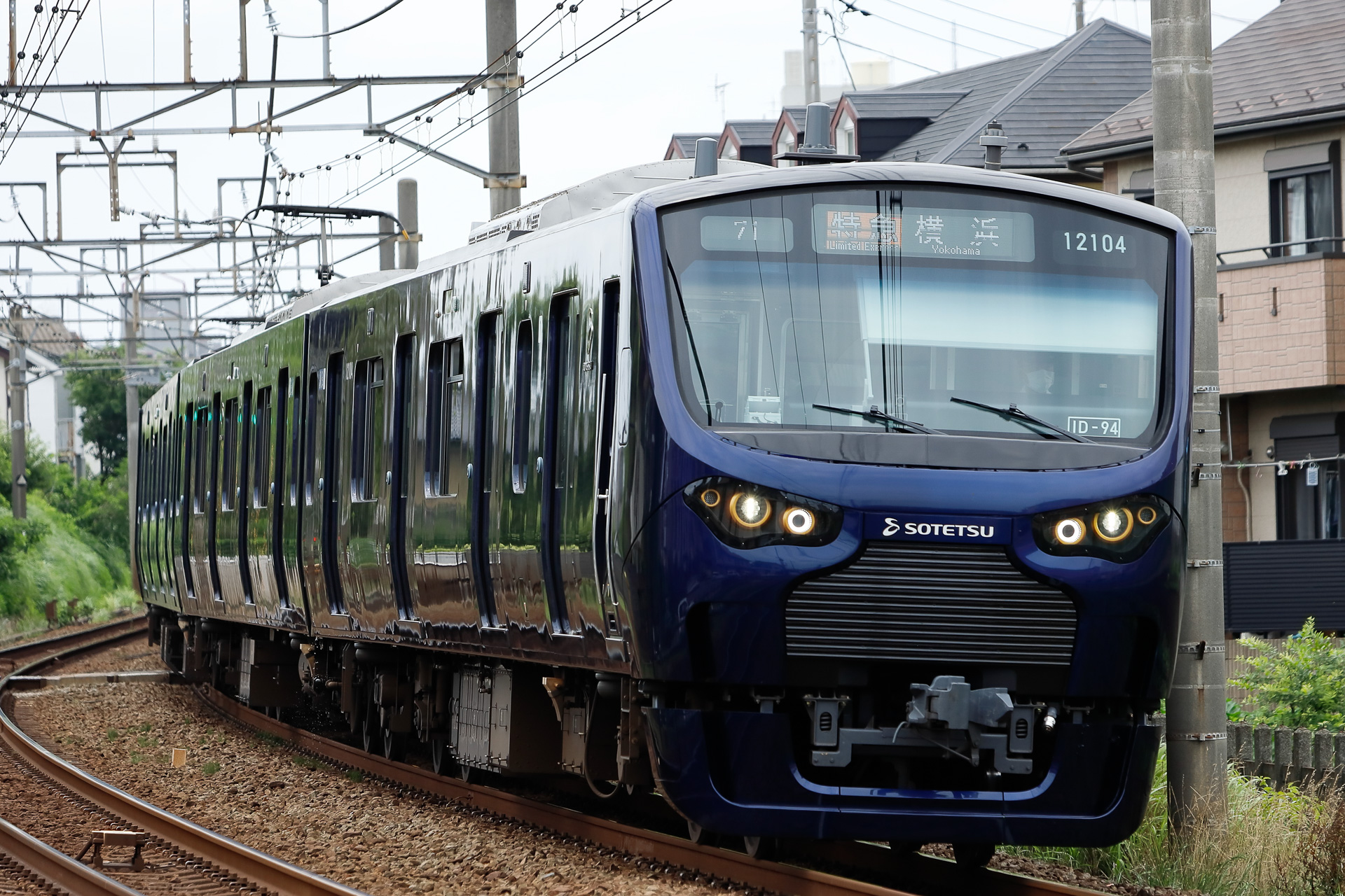 これが12000系。単純に考えると、12000系から中間車2両を抜いたものが13000系となるが、主要機器こそ共通であるものの、変更点はいろいろある