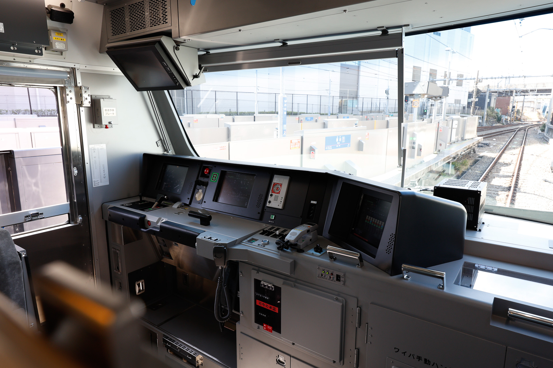 13000系の運転台は、基本的に12000系と同じ。ただし、将来のワンマン運転導入に備えて、ホーム監視カメラの映像を表示するディスプレイが左上に追加された