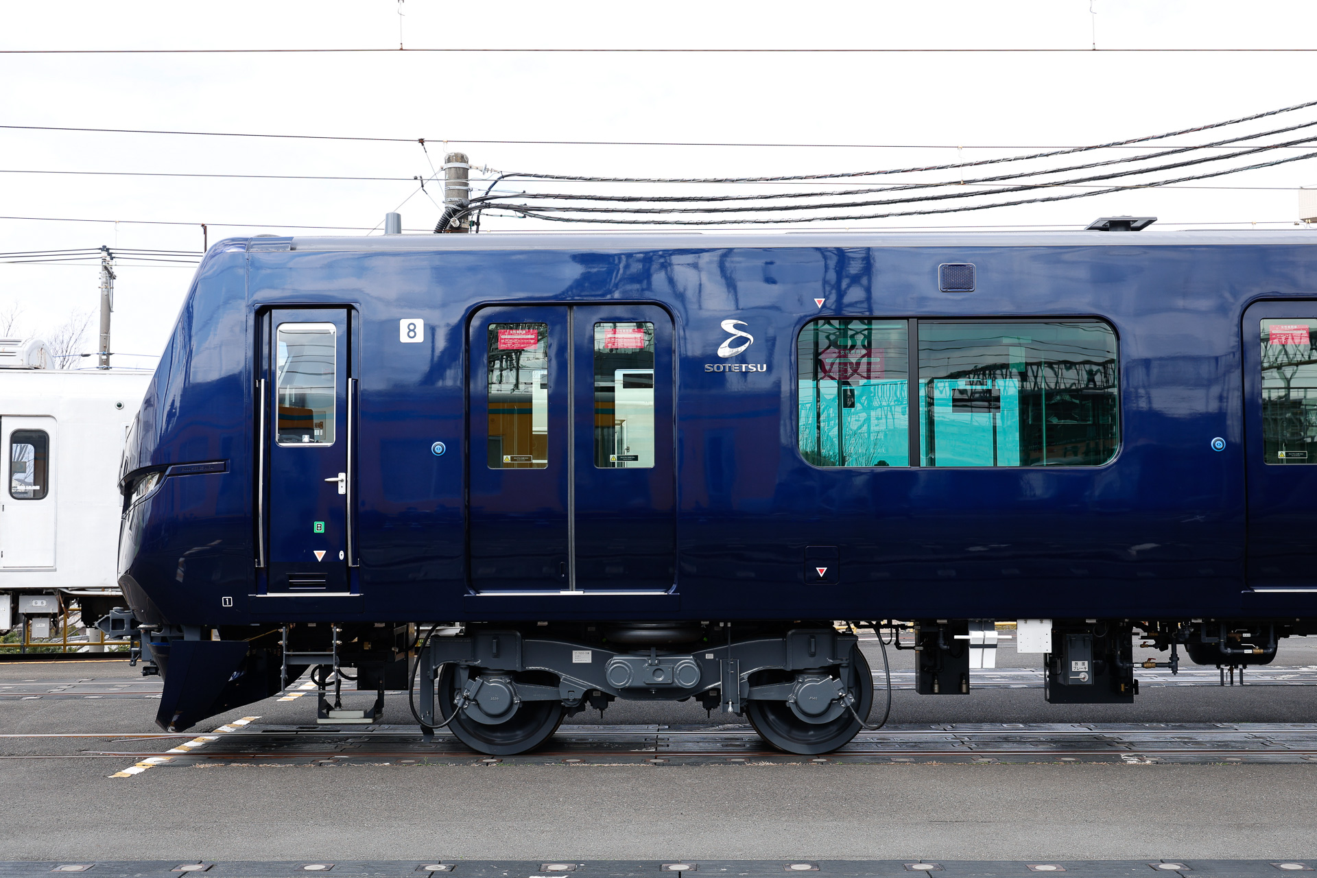 先頭部の側面。最初の側扉と2番目の側扉の間隔が12000系より広く、その分だけ座席定員が増加した