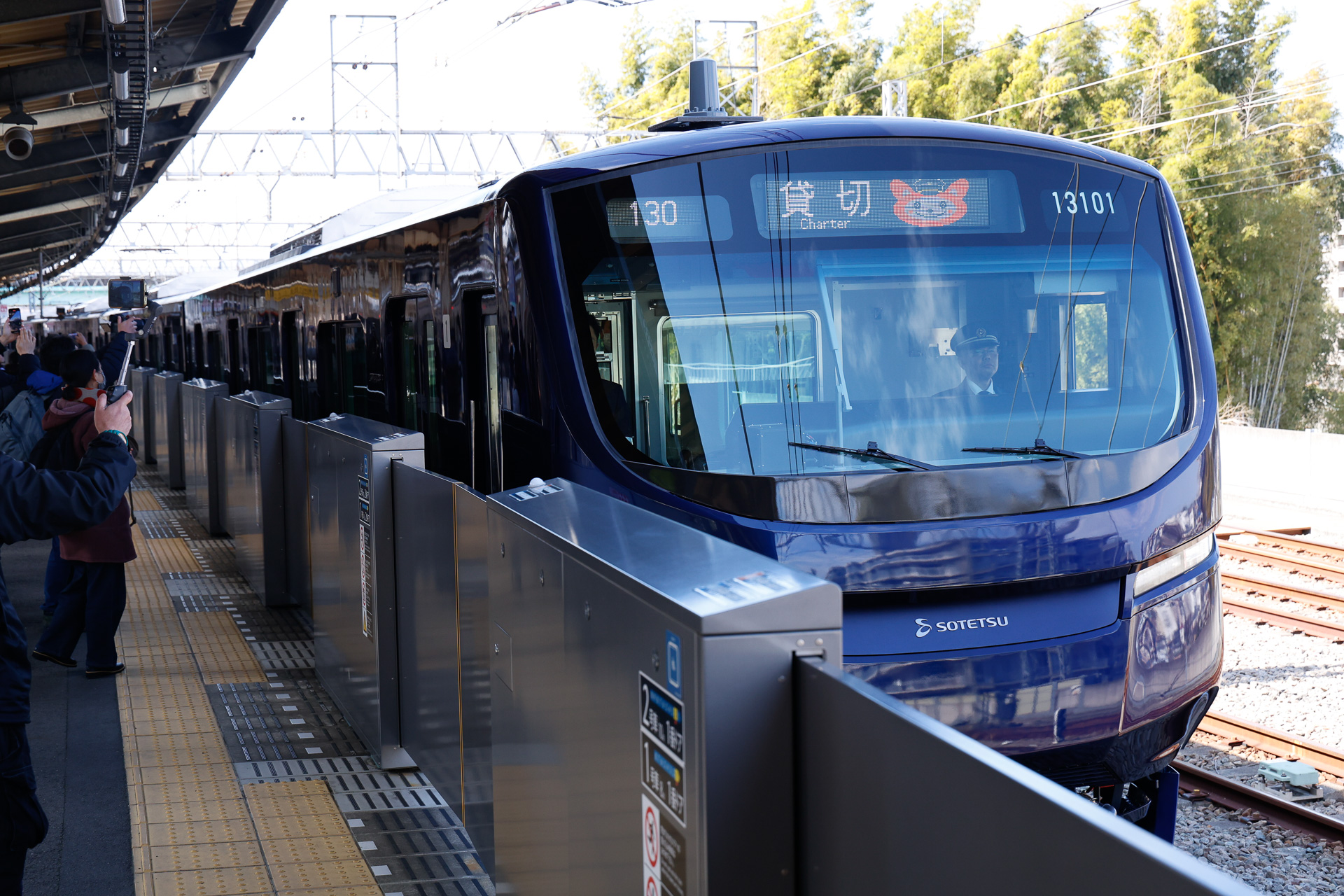 報道関係者向けの試乗列車がかしわ台駅に進入してきたときの様子。可動式ホーム柵との位置関係はこんな按配となる
