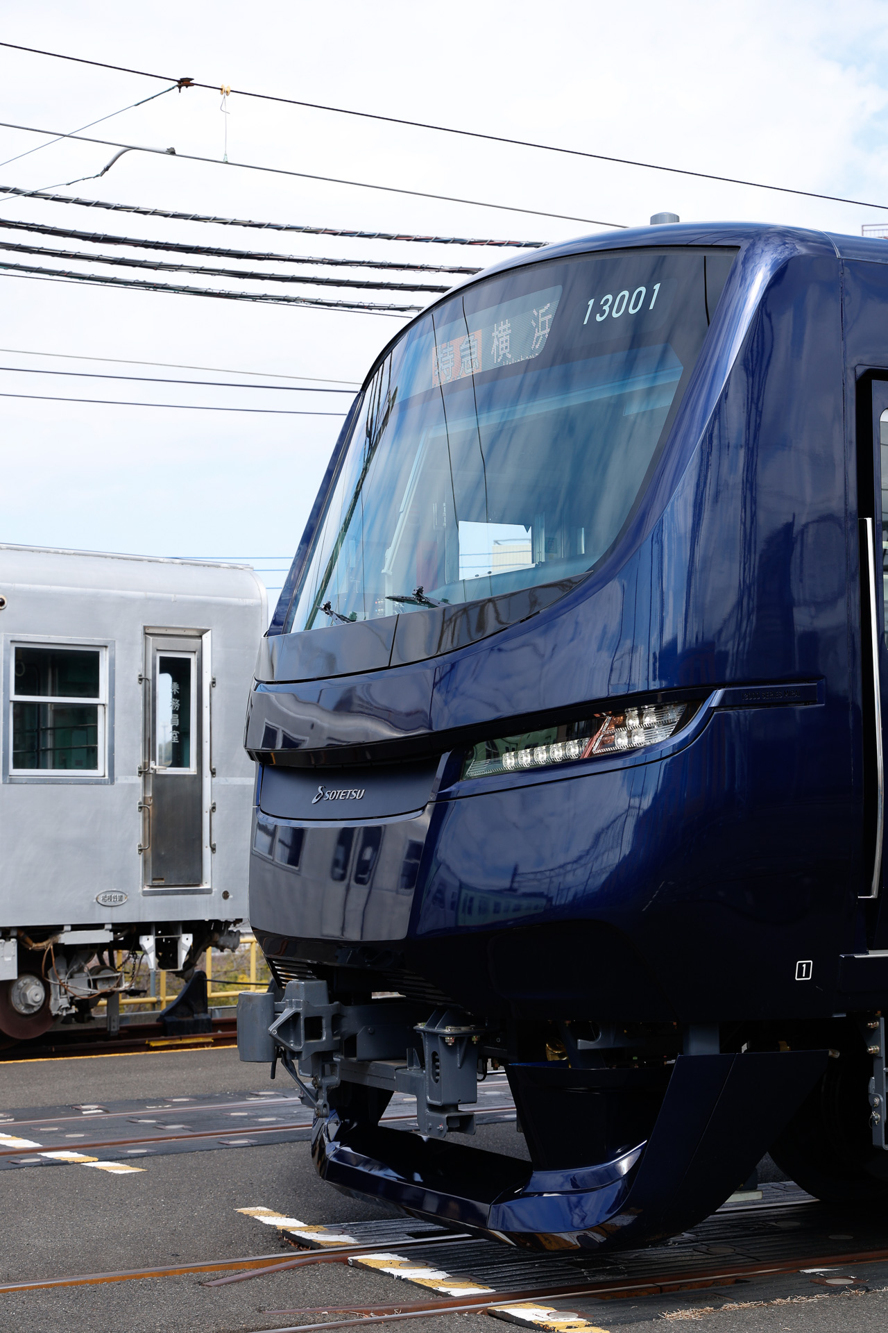 先頭部の形状は「水を切り拓いて進む海の生き物のような流麗な造形」と説明される