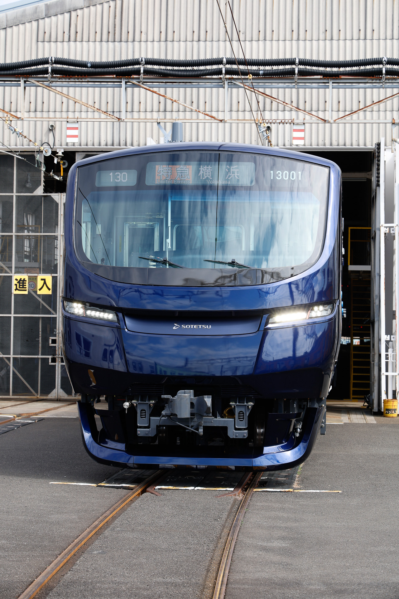 正面寄りから。2000系・21000系・12000系のような「フロントグリル」はやめて、つや消しの「センターパネル」を中央に設置、そこに「SOTETSU」ロゴを配している