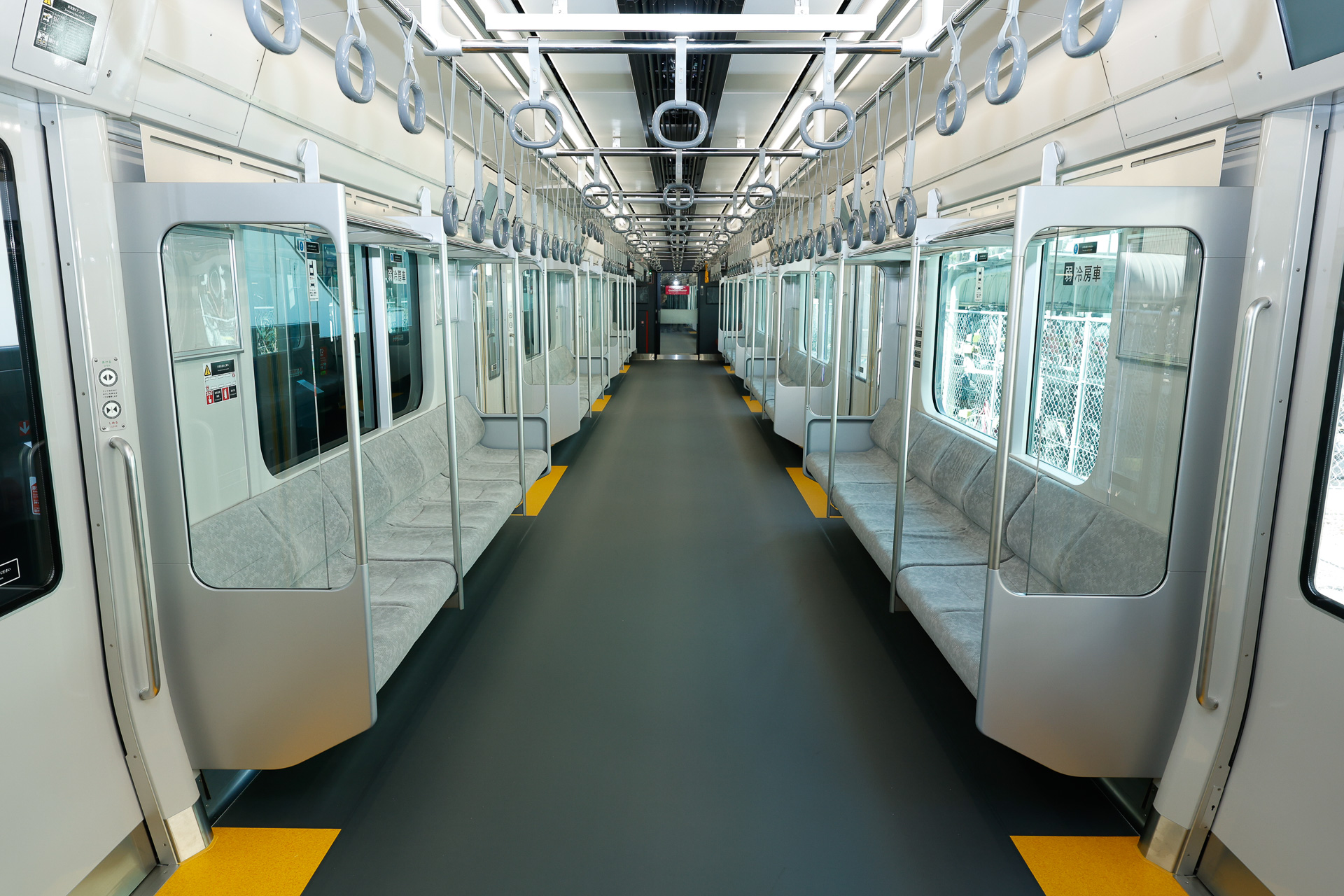 グレーを基調にした内装や袖仕切の形状は、12000系と共通するもの。袖仕切の一部をガラス製とすることで、見通しをよくしている。ちなみに、9000系のリニューアル車も似たようなデザインになっている