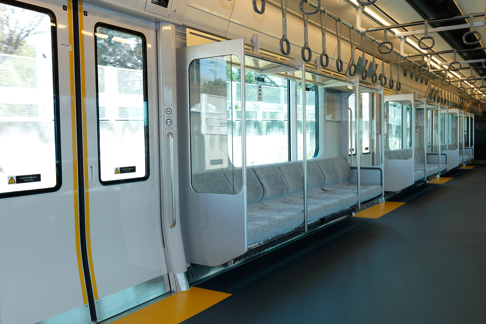 調色調光式のLED照明を採用しており、朝から日中にかけてと夕方とで、車内の照明の色調を変えられる。これは朝から日中にかけての状態