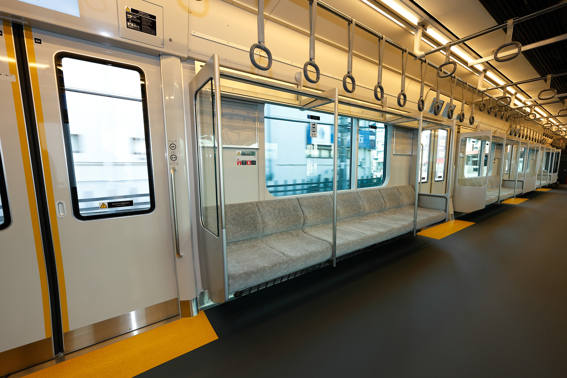 こちらは夕方の状態で、色が電球色に変わっているのが分かる