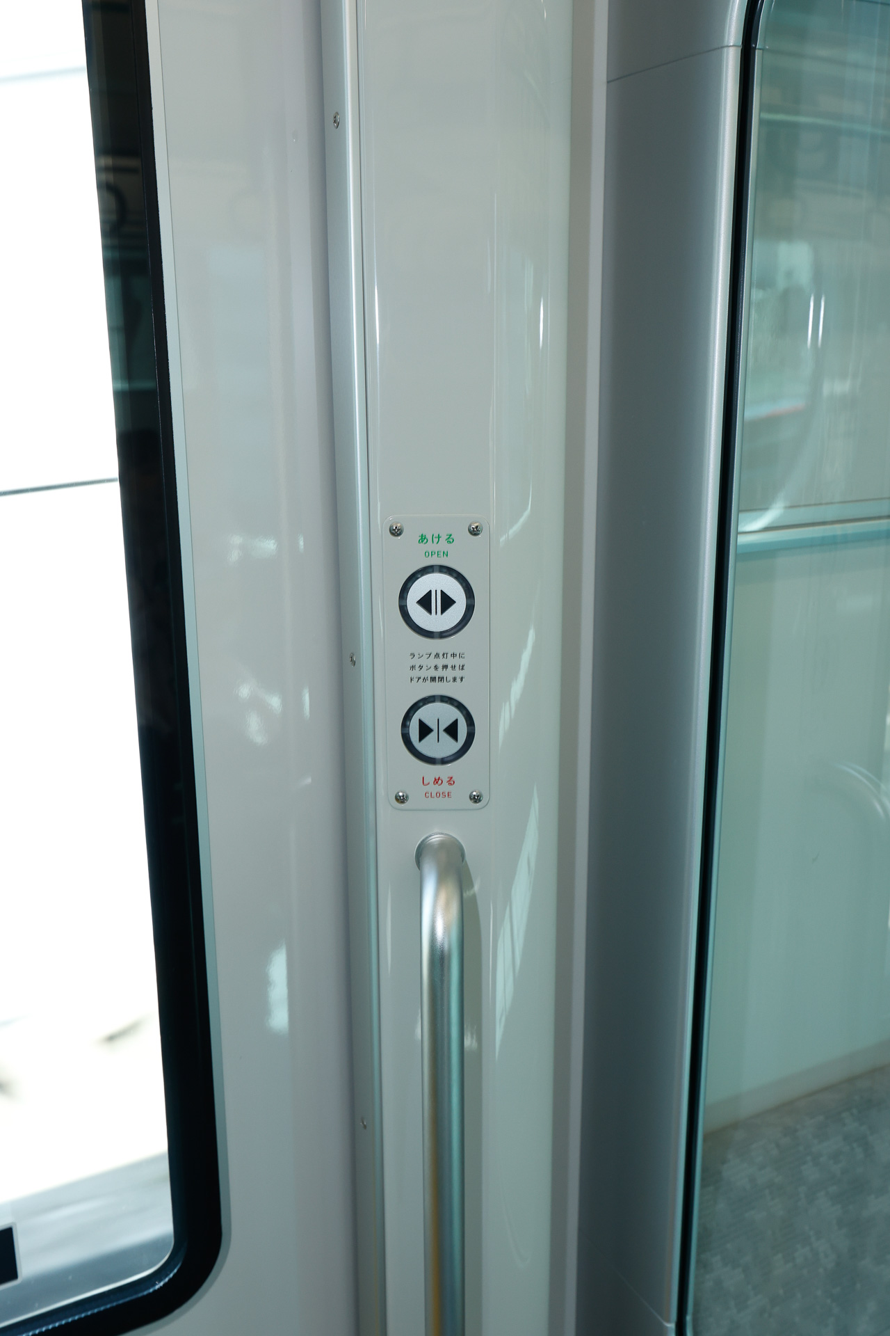 すべての側扉に「個別ドアスイッチ」を設置している。始発駅、あるいは長時間停車する中間駅で、夏や冬に車内保温を図りたいときに乗客が開閉操作を行なえる