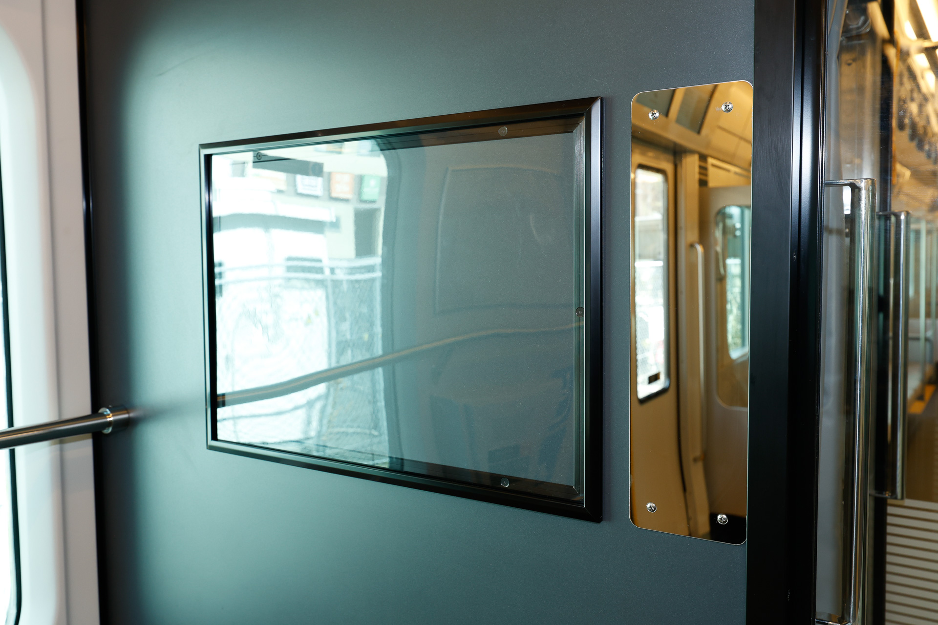 相鉄における伝統アイテム（!?）の1つ「鏡」は、仕切壁に設置されている。見た感じ、鏡面仕上げのステンレスだろうか