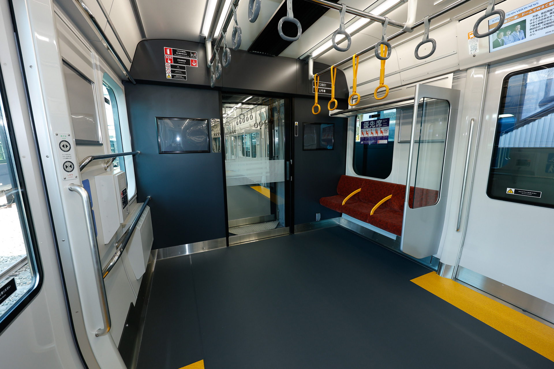 一端には、赤系統のモケットを用いるユニバーサルデザインシート、その対面はフリースペース