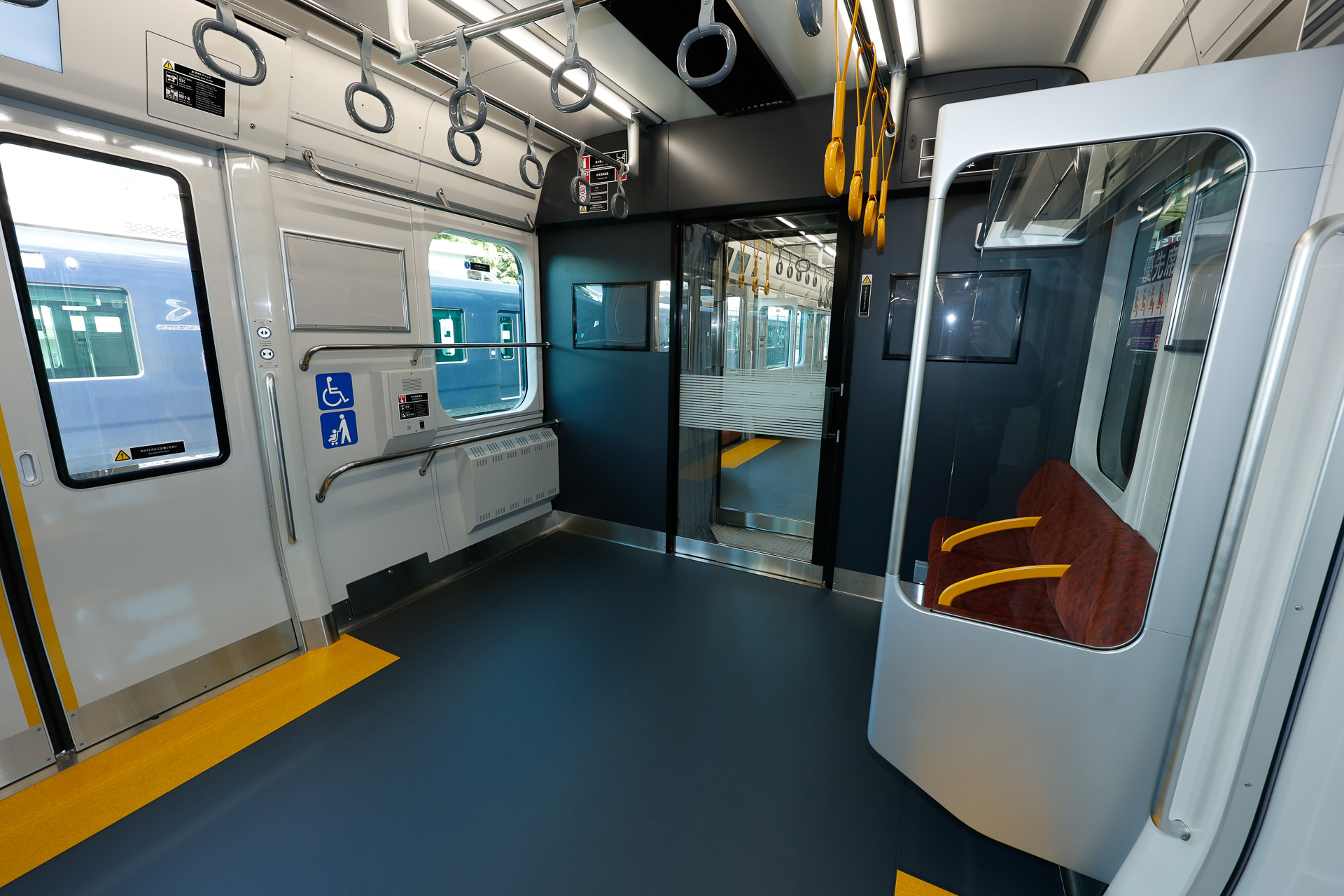 同じ場所を反対側から。もちろん、フリースペースには非常通報装置がある