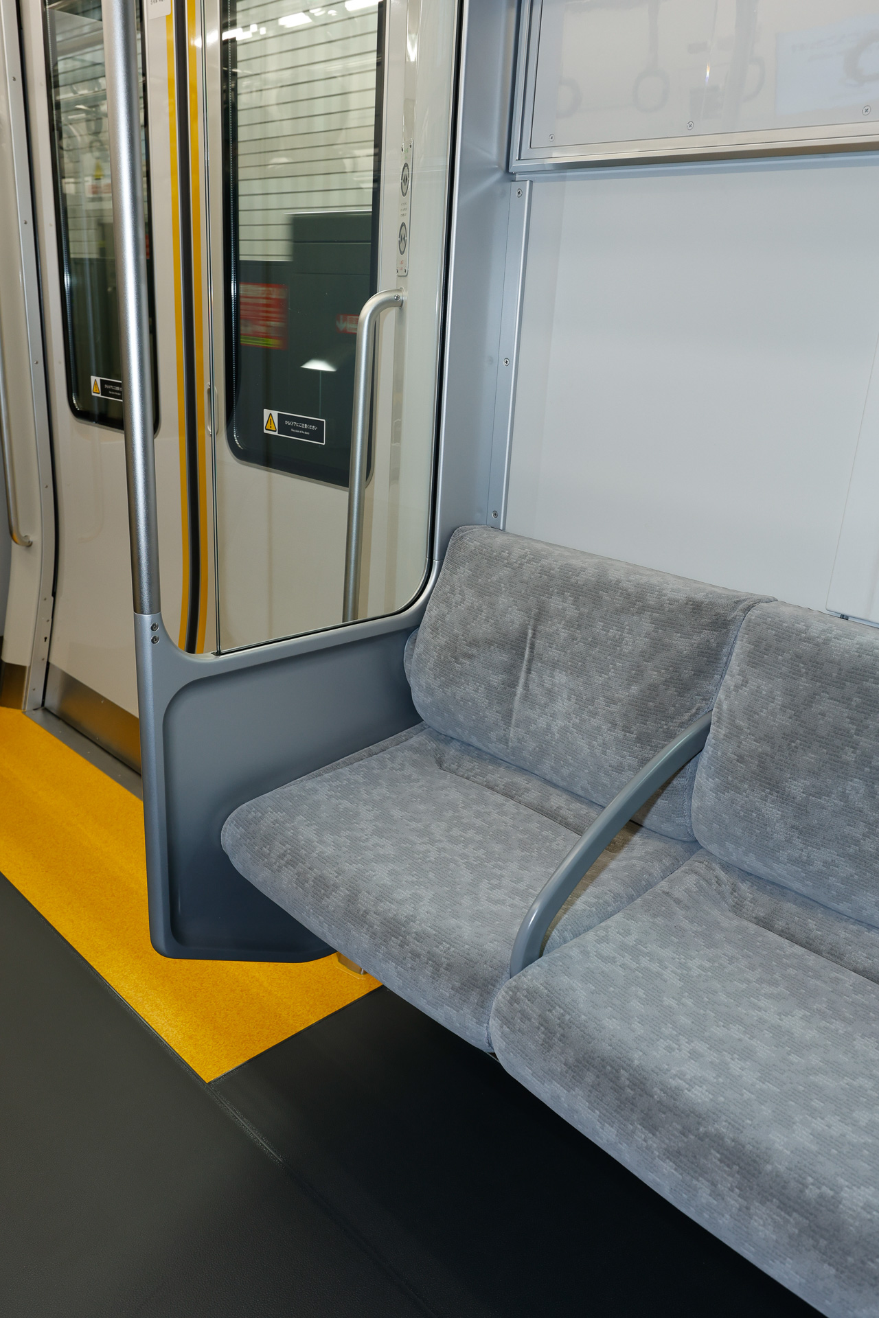 反対側の車端は、一方はユニバーサルデザインシート、もう一方は通常型の優先席。これはユニバーサルデザインシートで、座面の奥行きが少ない