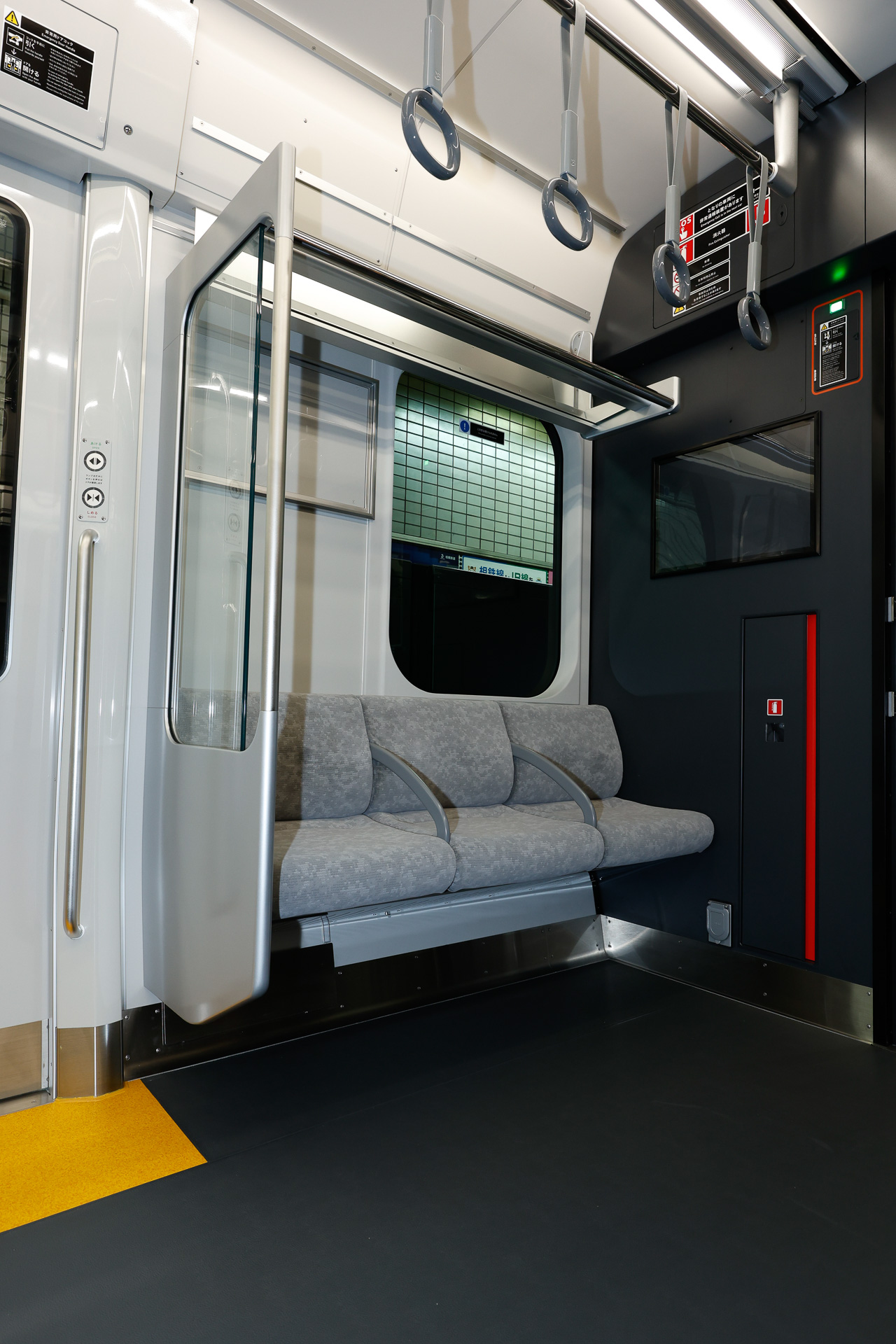 ユニバーサルデザインシートの全景。袖仕切の角の部分との対比から、座面の位置が通常より高いのが分かる