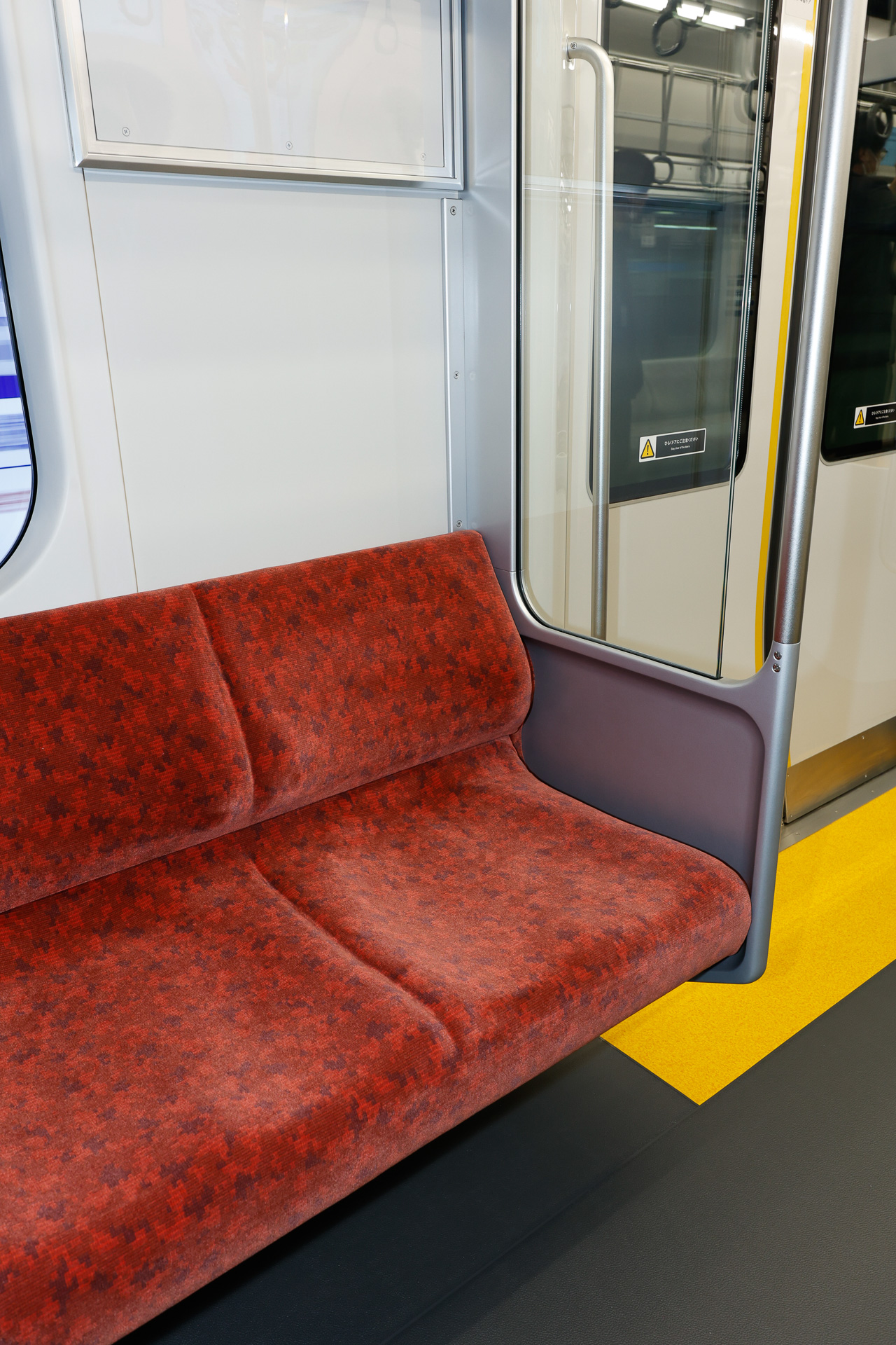 こちらは通常型シートの優先席。座面の先端と袖仕切の端部が一致しているのが分かる