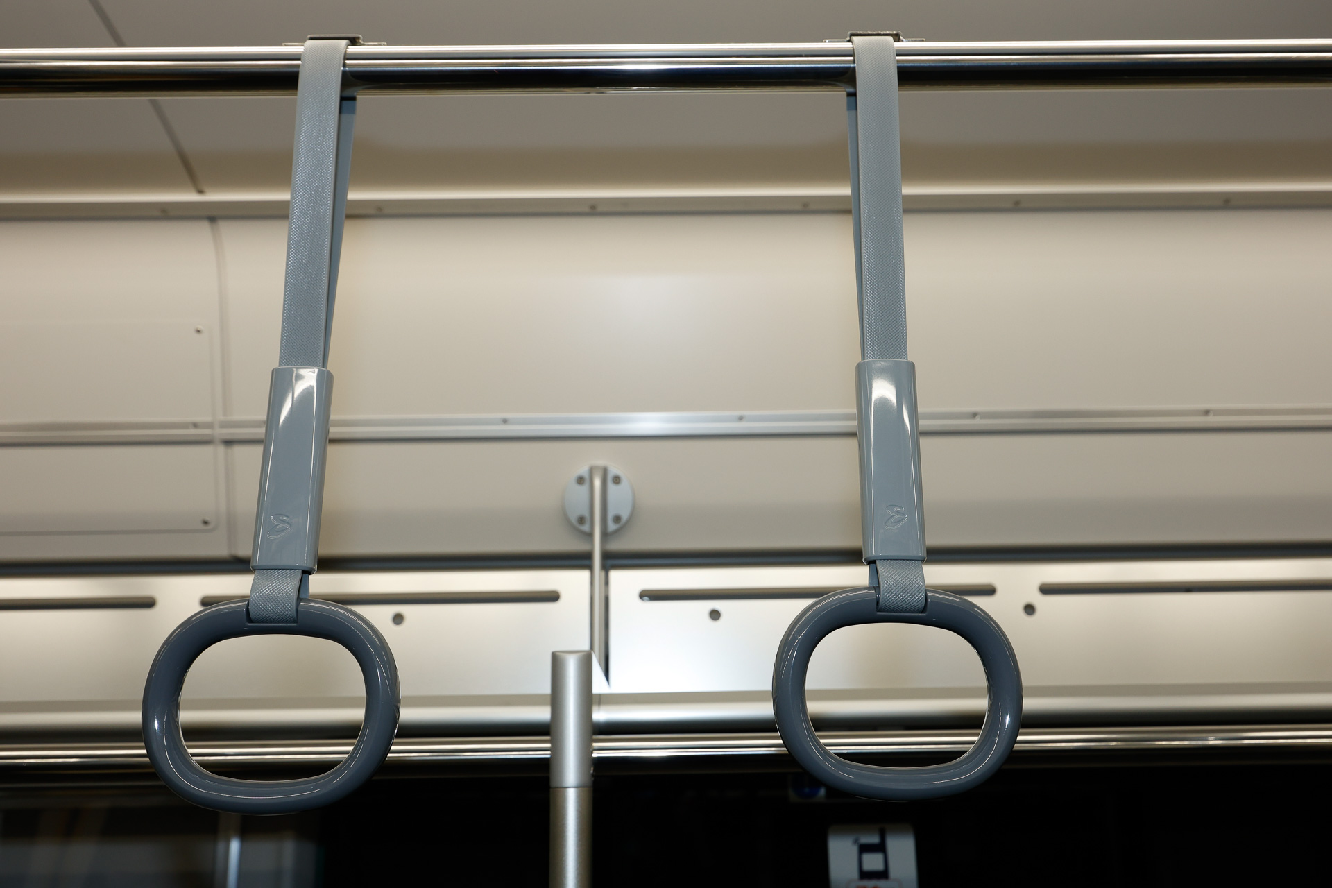 吊手は独特の楕円形。よく見ると相鉄のロゴ入り