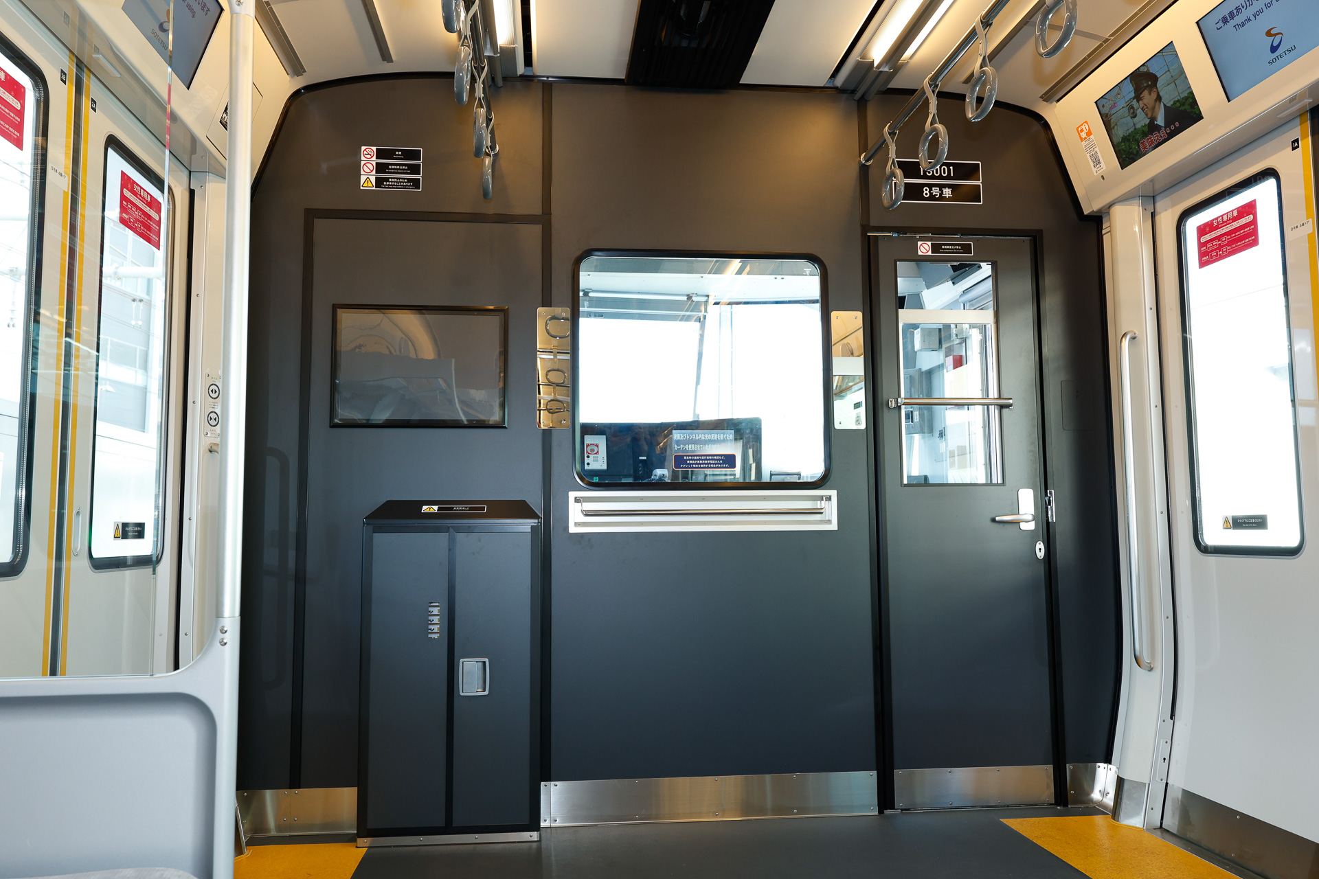 これも子育て世代へのアピールというのかどうかは分からないが、運転台背後の仕切りは比較的、窓の面積が広い部類。つまり「かぶりつき」がしやすい。中央の窓の左側には鏡があり、その下には非常脱出用の梯子を収納している