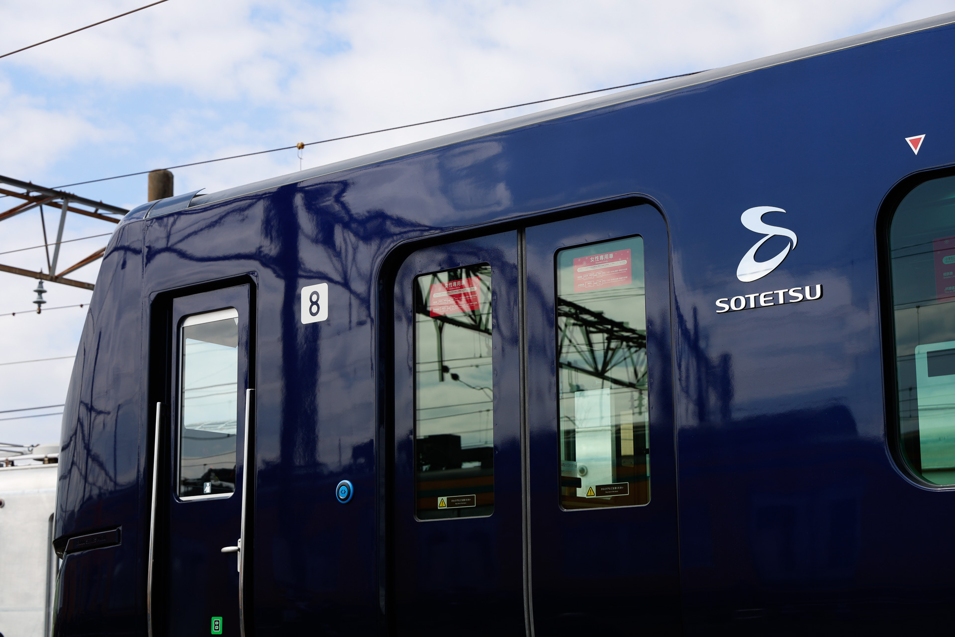 先頭部の側面には相鉄のロゴが入る