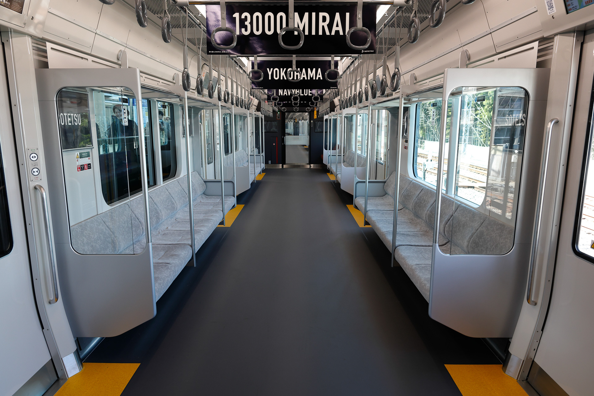 取材時、横浜方の先頭車だけ、車内に13000系をアピールする吊広告が設けられていた