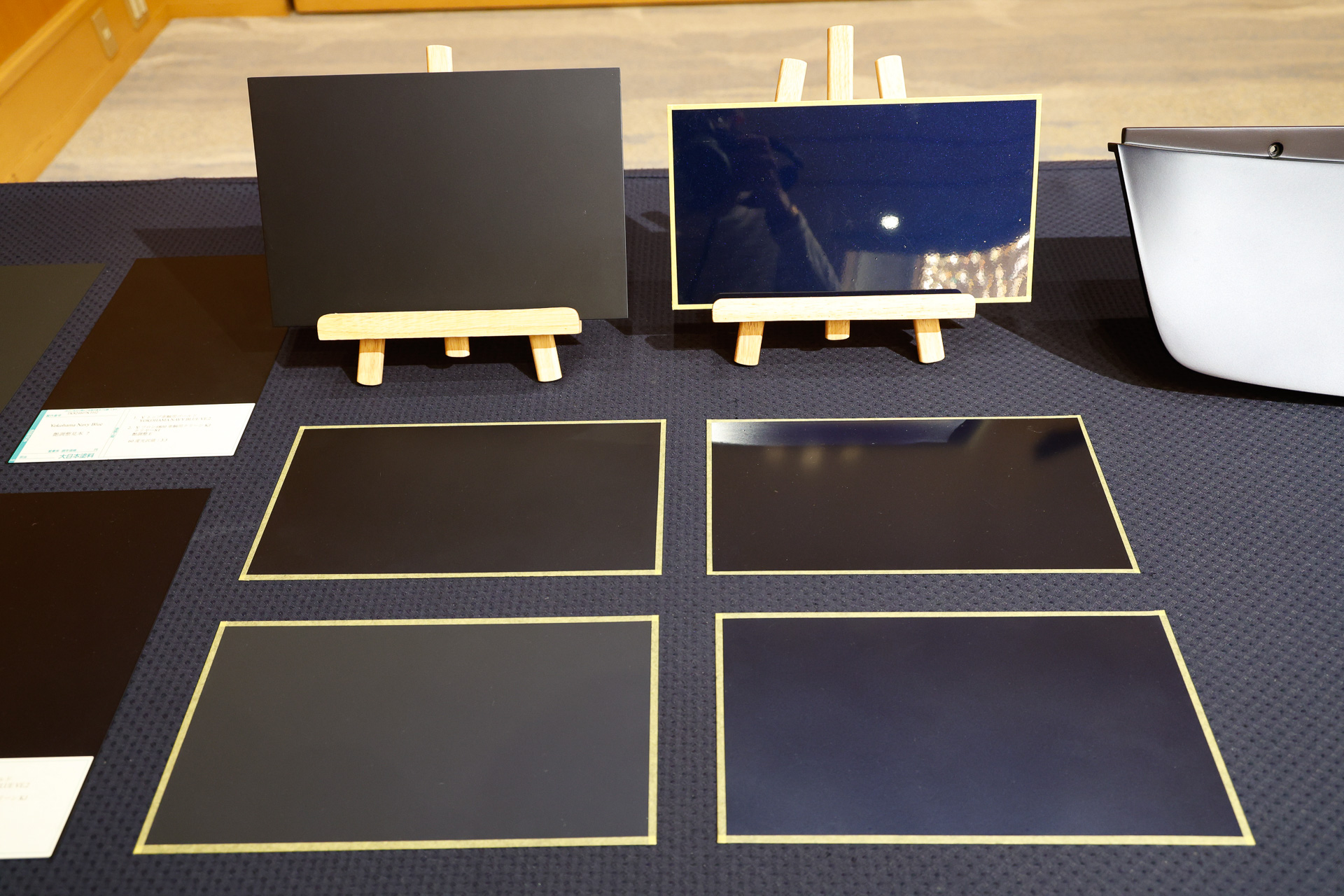 13000系に限らず、どんな車両でも同じだが、車内外で使用する色を決めるために、さまざまな見本が作られる。屋内だけでなく屋外でも、それもさまざまな状況下で見て検討するのだ