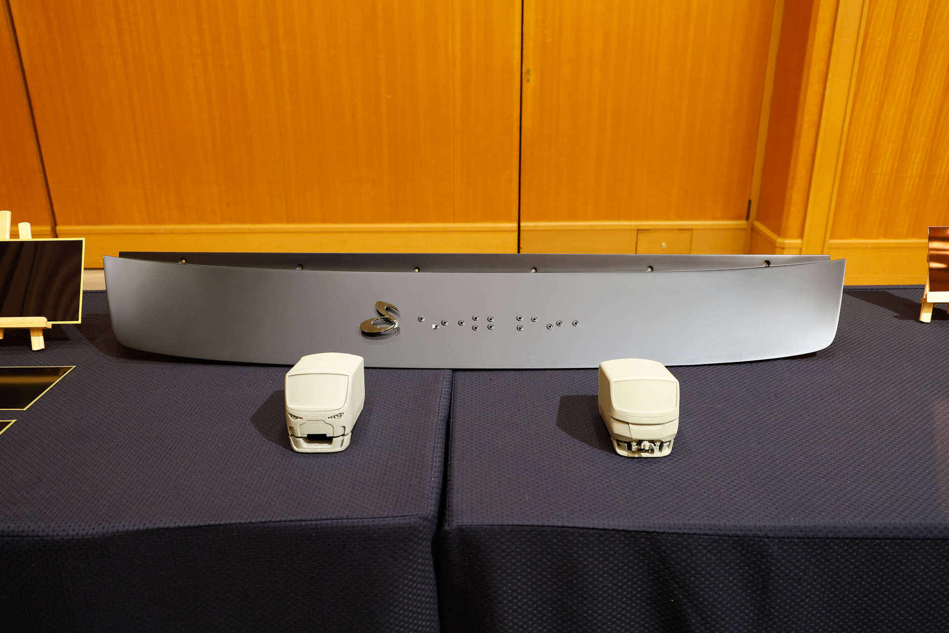 センターパネルと、先頭部形状を決めるために作られた模型の一例。13000系では、1つ基本となるデザインを決めたあとで、それを生成AIにかけてバリエーションを生み出すプロセスを反復したという。とはいえ最後は、実際に模型を作って見てみなければ決められない